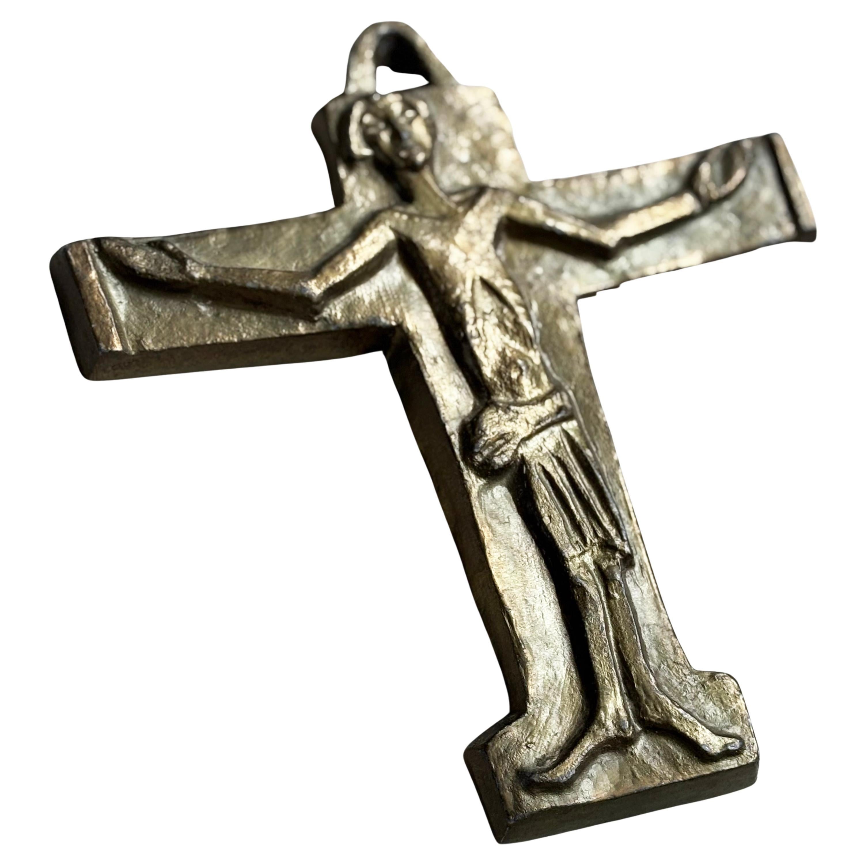 Mid Century cast metal Brutalist crucifix. Appears to be either brass or brass effect. Tag on reverse side: 1. Hl Communion - Bruderklaus, Birsfelden - 5. April 1964. Believed to be of Swiss origin.
Condition: Excellent with minimal signs of use.