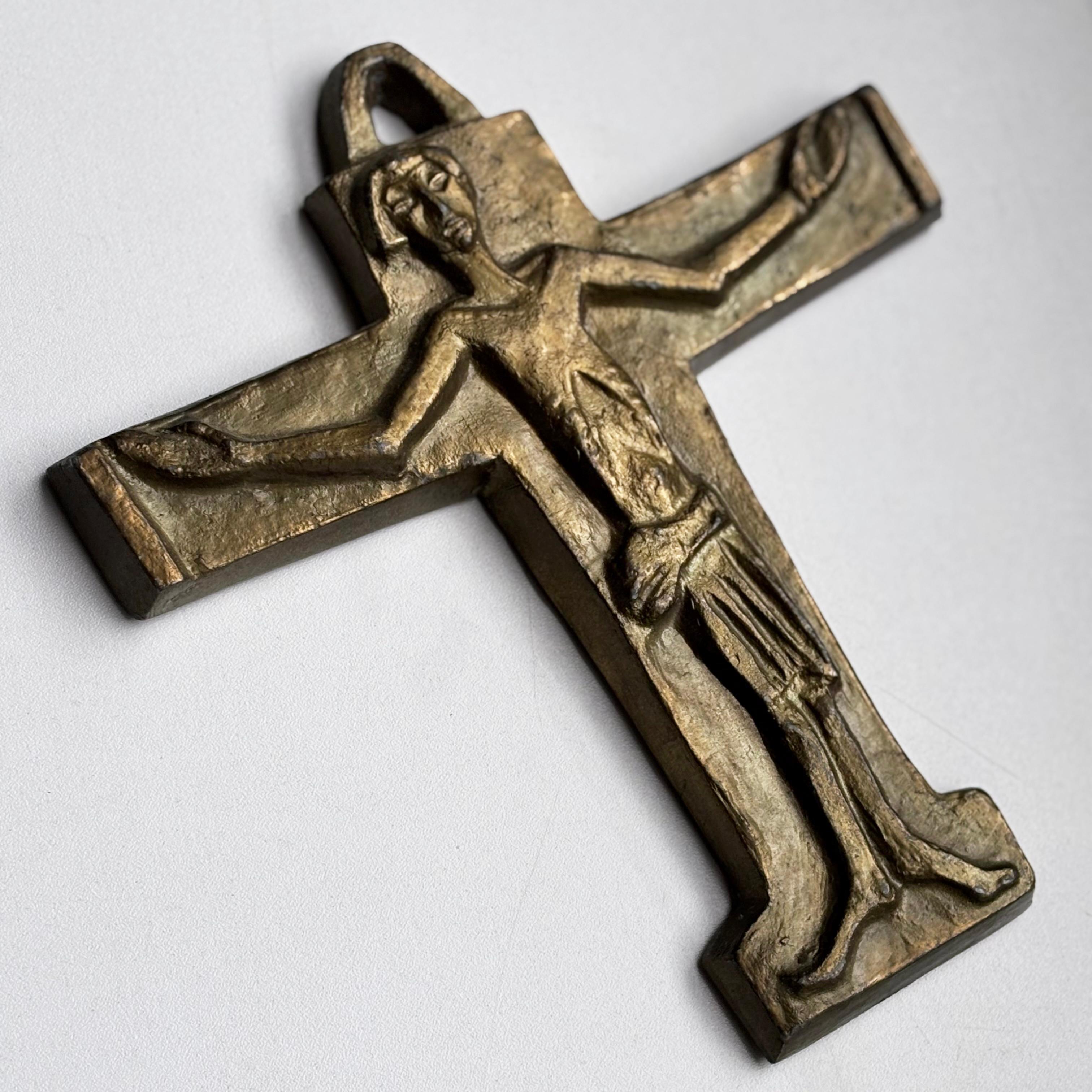 Mid Century Brutalist cast metal Crucifix No.2 Suizo en venta