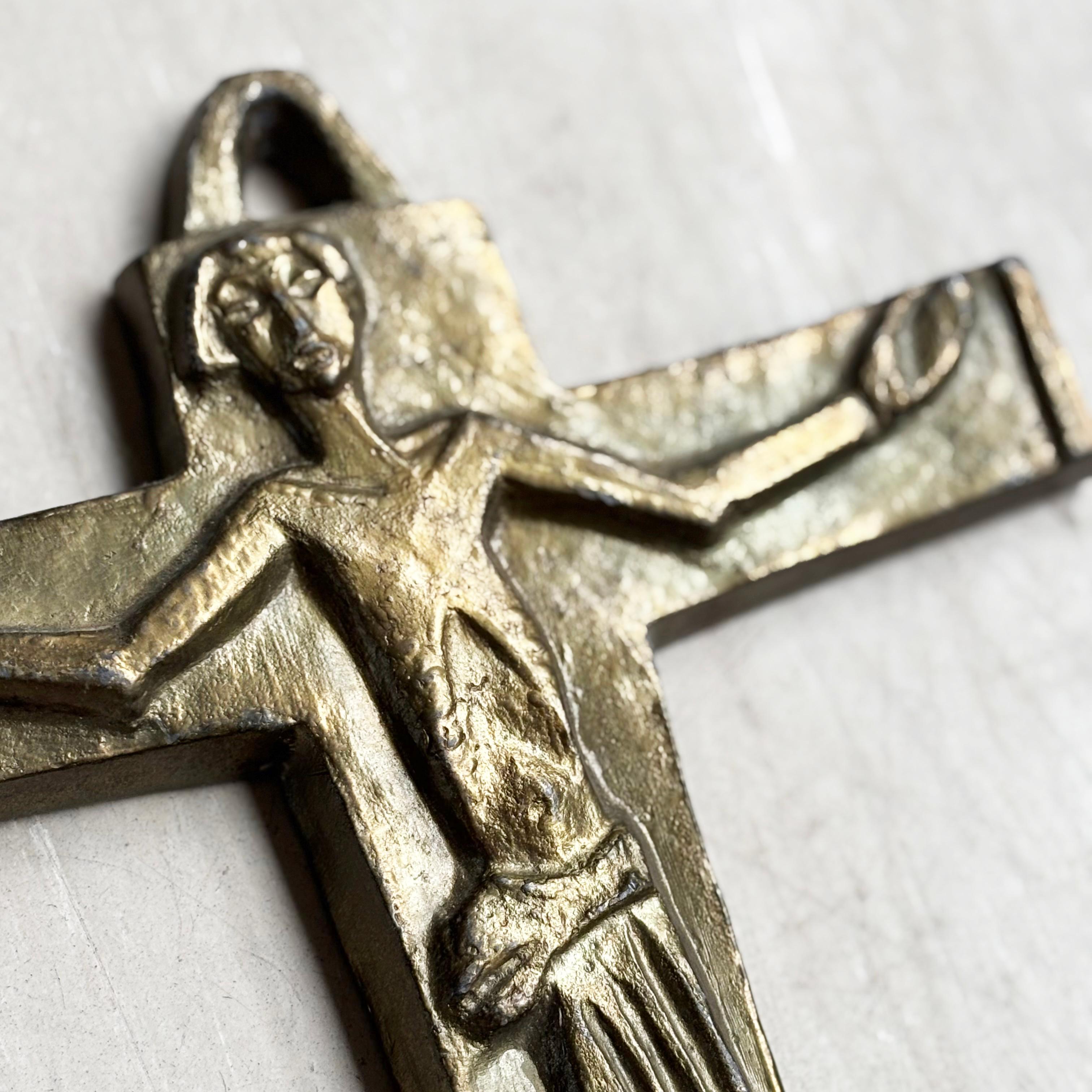 Mid Century Brutalist cast metal Crucifix No.2 en Bueno estado para la venta en Bern, CH