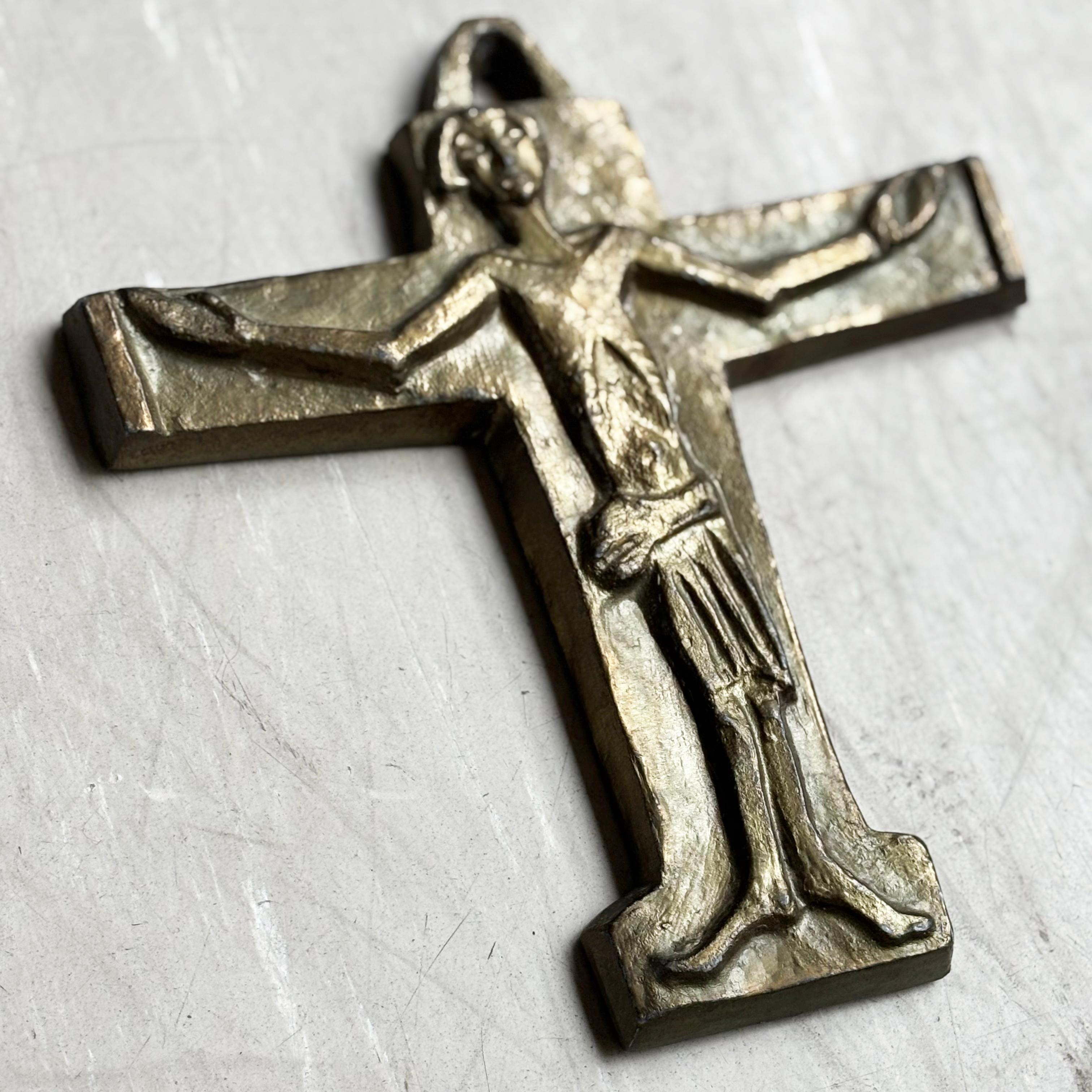 Mid Century Brutalist cast metal Crucifix No.2 siglo XX en venta