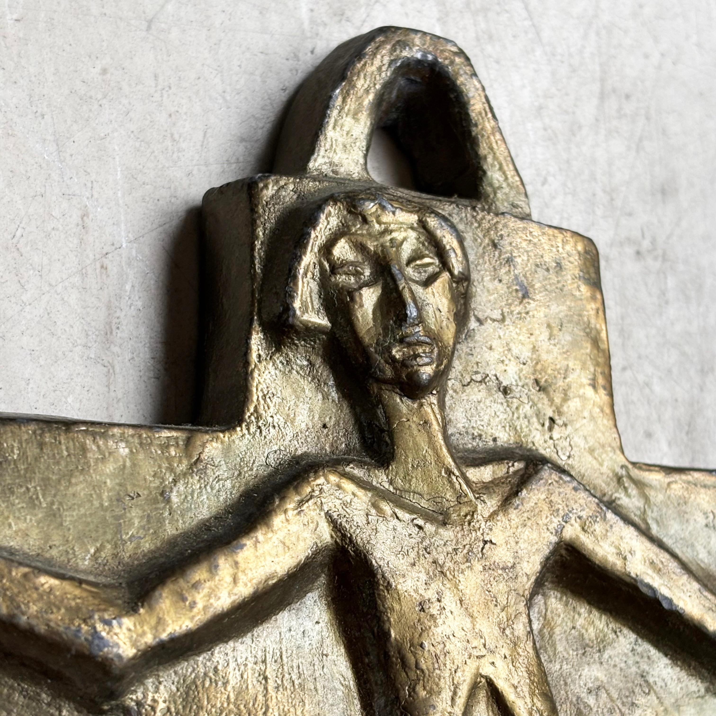 Mid Century Brutalist cast metal Crucifix No.2 Metal en venta