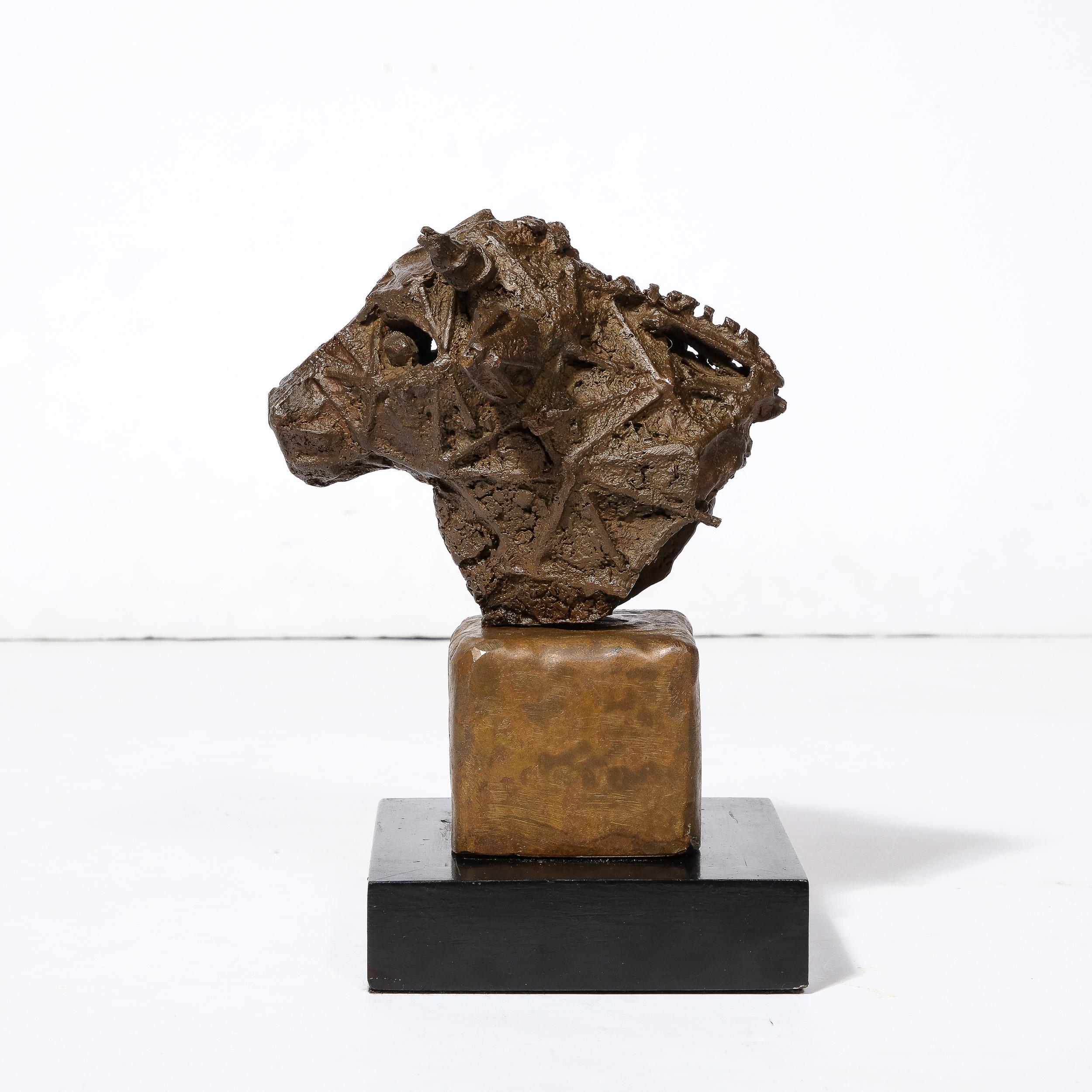 Brutalisme Sculpture de tête de taureau en bronze brutaliste du milieu du siècle dernier  Signé Valdema Balutis en vente