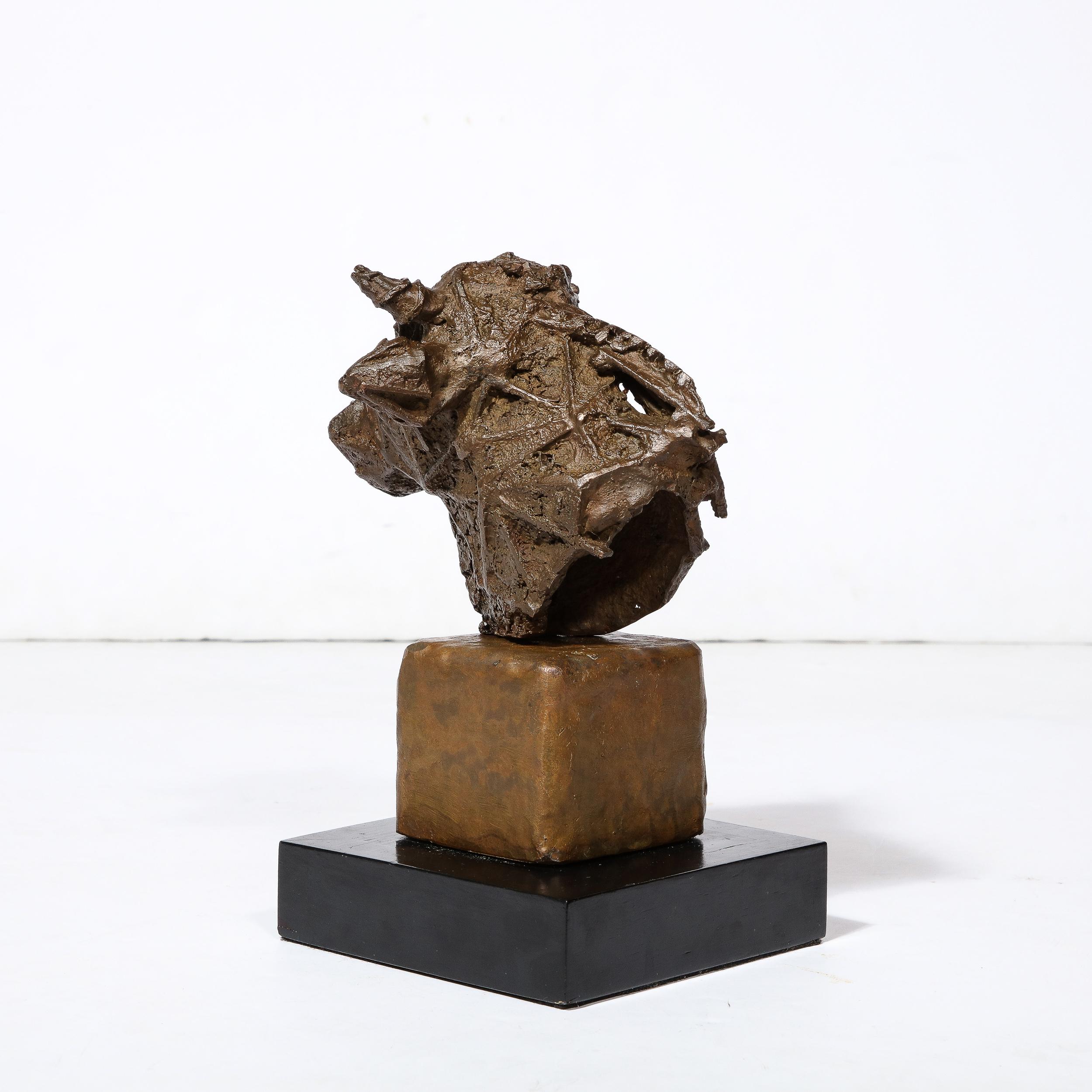 Suédois Sculpture de tête de taureau en bronze brutaliste du milieu du siècle dernier  Signé Valdema Balutis en vente