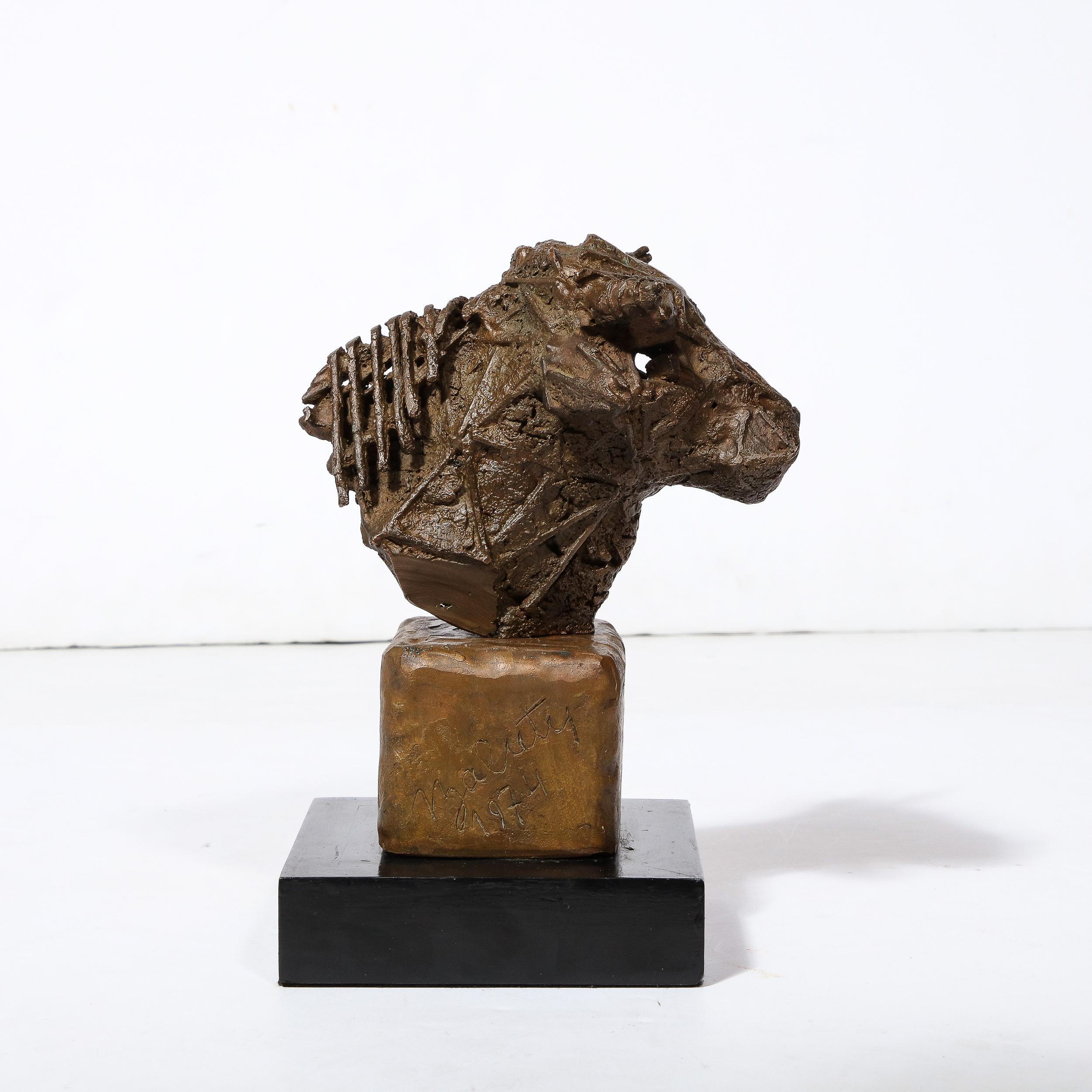 Fin du 20e siècle Sculpture de tête de taureau en bronze brutaliste du milieu du siècle dernier  Signé Valdema Balutis en vente