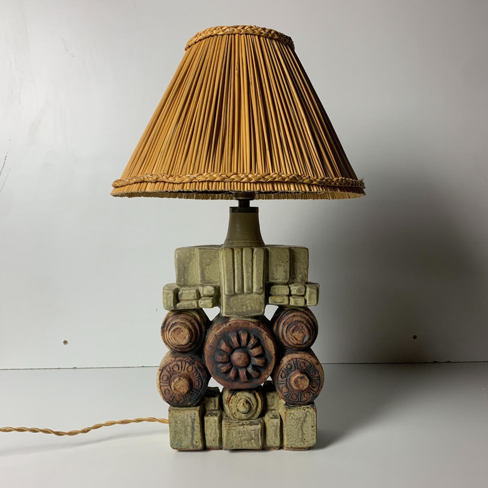 Merveilleuse lampe de table sculpturale en céramique de Bernard Rooke ( B. 1938 ). Cette magnifique lampe en grès a été réaménagée et recâblée pour répondre aux normes actuelles et peut recevoir une ampoule E27. Le joli abat-jour vintage n'est pas