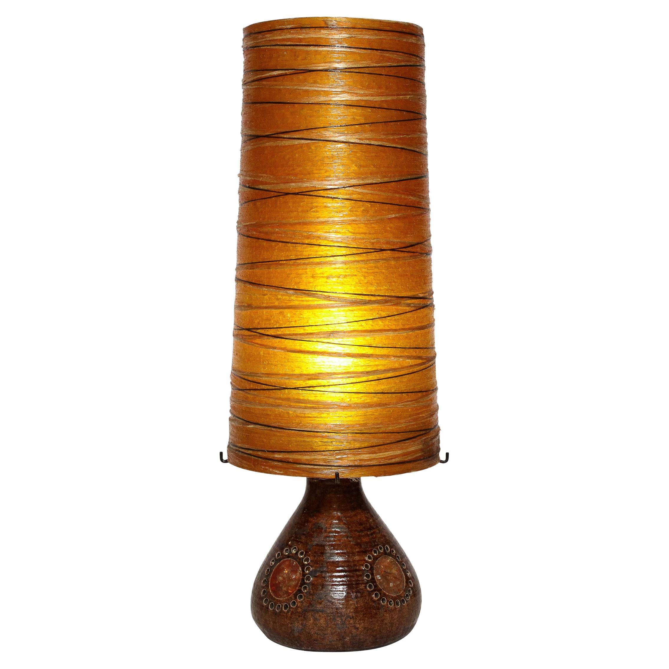 Brutalistische Keramik-Tischlampe aus der Mitte des Jahrhunderts mit horizontal gestreiftem Harzschirm