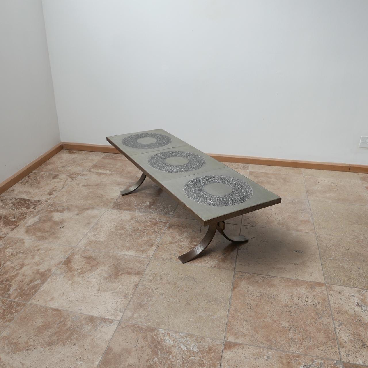 Table basse en métal et céramique de style brutaliste, attribuée à Marc D'Haenens,

circa 1970, Belgique.

Etat impeccable.

Dimensions : 41 D x 121 L x 34 H en cm.

