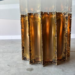 Table basse brutaliste du milieu du siècle par Tom Greene - Laiton avec plateau en verre