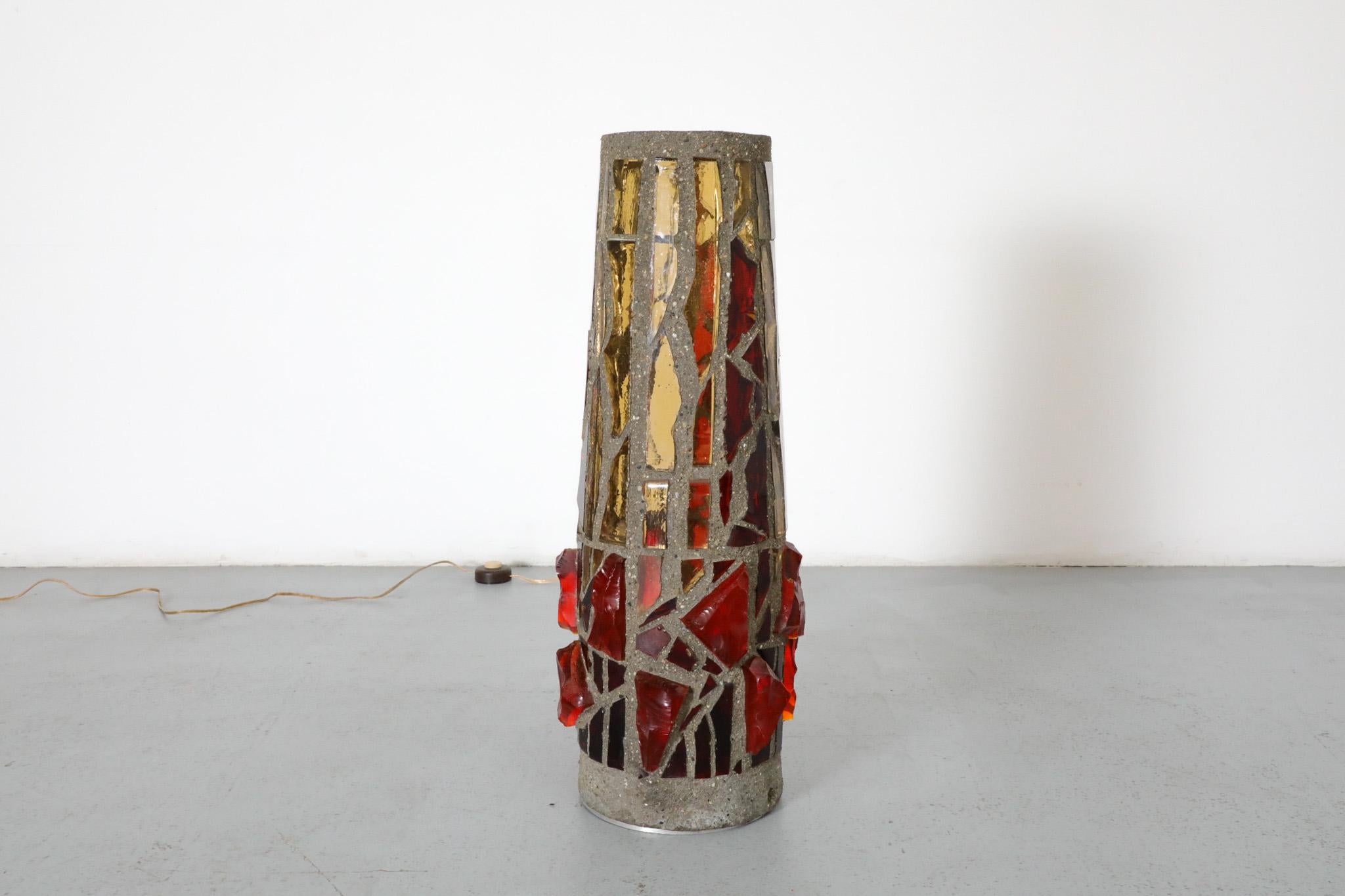 Lampadaire brutaliste du milieu du siècle dernier en mosaïque de béton et de verre d'une église en vente 3