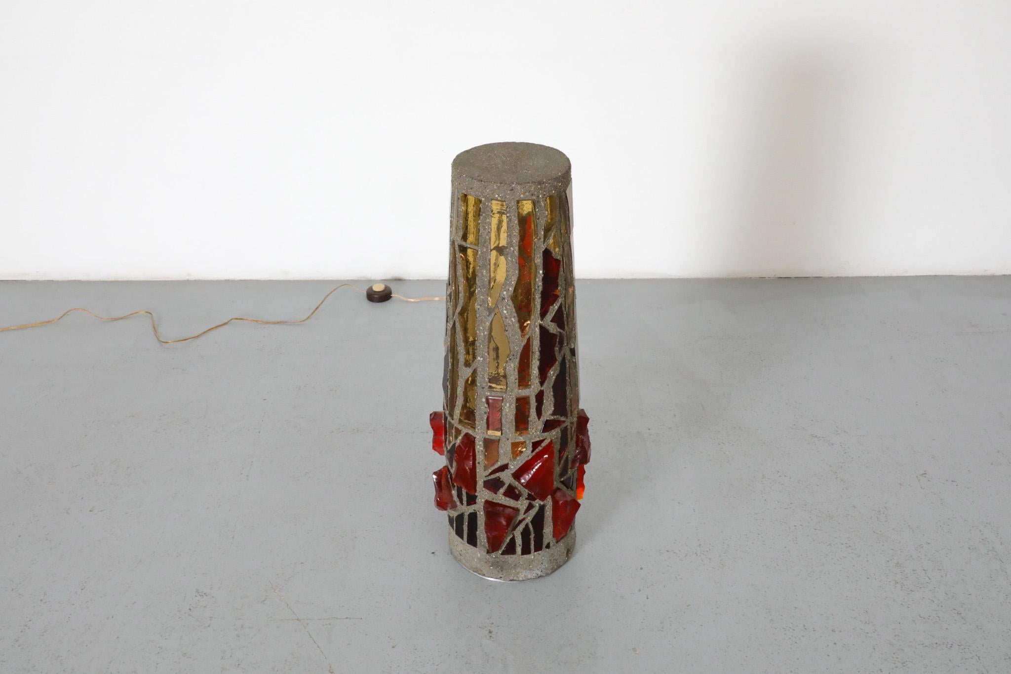 Lampadaire brutaliste du milieu du siècle dernier en mosaïque de béton et de verre d'une église en vente 2
