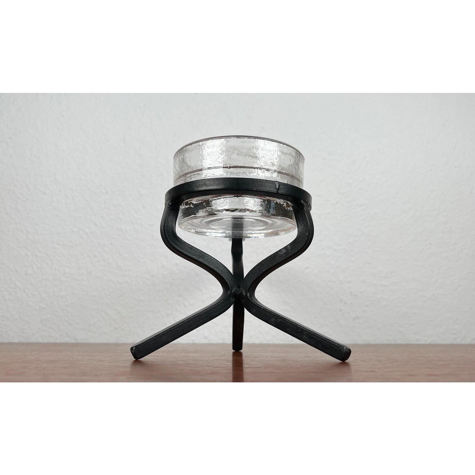 Brutalistischer dänischer Kerzenständer aus Schmiedeeisen und Glas aus der Jahrhundertmitte, 1960er Jahre, in sehr gutem Zustand. Entworfen 1960 bis 1969.

Zusätzliche Informationen:
MATERIALIEN: Glas, Metall
Farbe: Schwarz
Stile: Brutalismus,