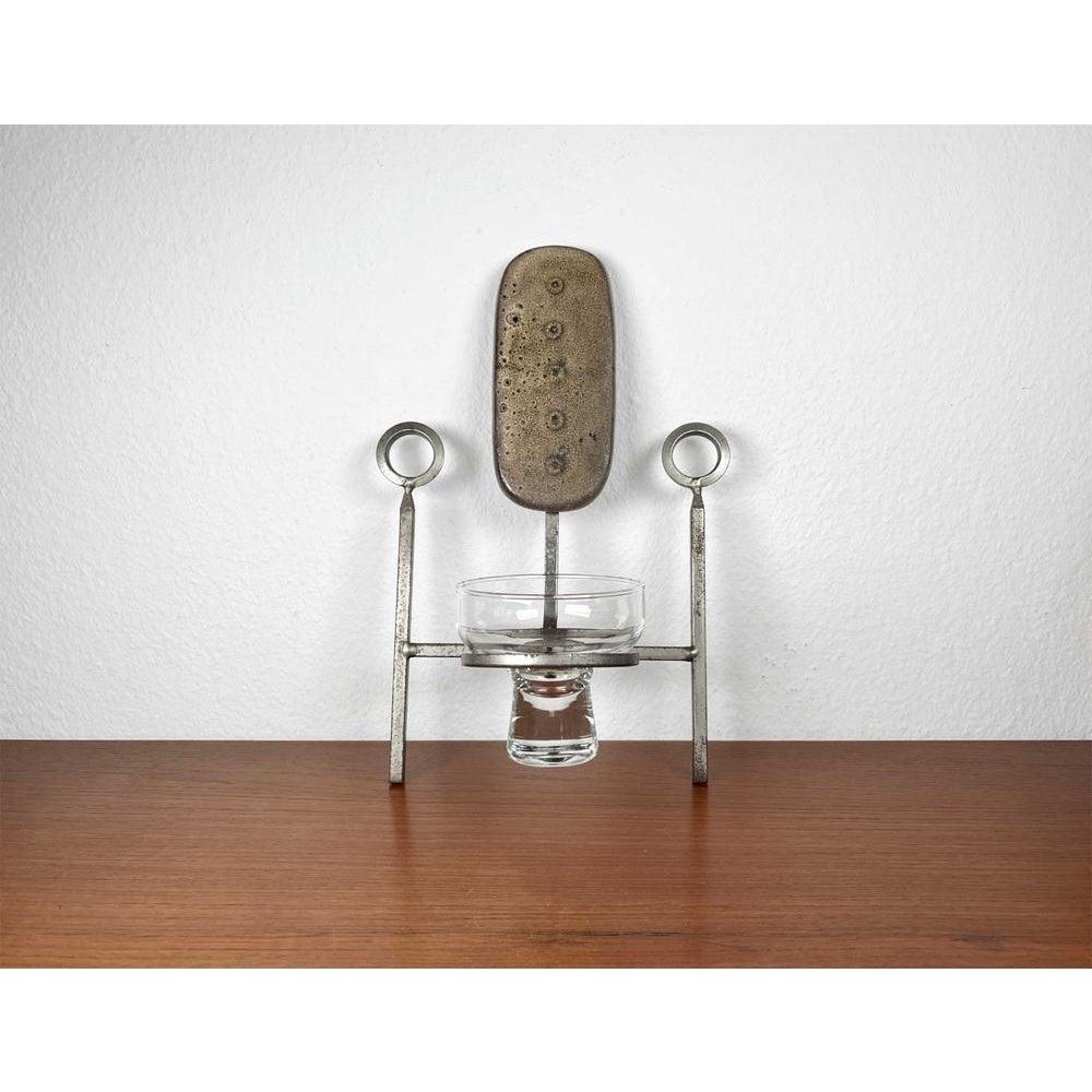 Brutalistischer dänischer Keramik- und Eisen-Wandkerzenhalter aus der Jahrhundertmitte, 1960er Jahre, in sehr gutem Zustand. Entworfen 1960 bis 1969.

Zusätzliche Informationen:
MATERIALIEN: Metall
Farbe: Gray
Stile: Brutalistisch
Herkunftsland: