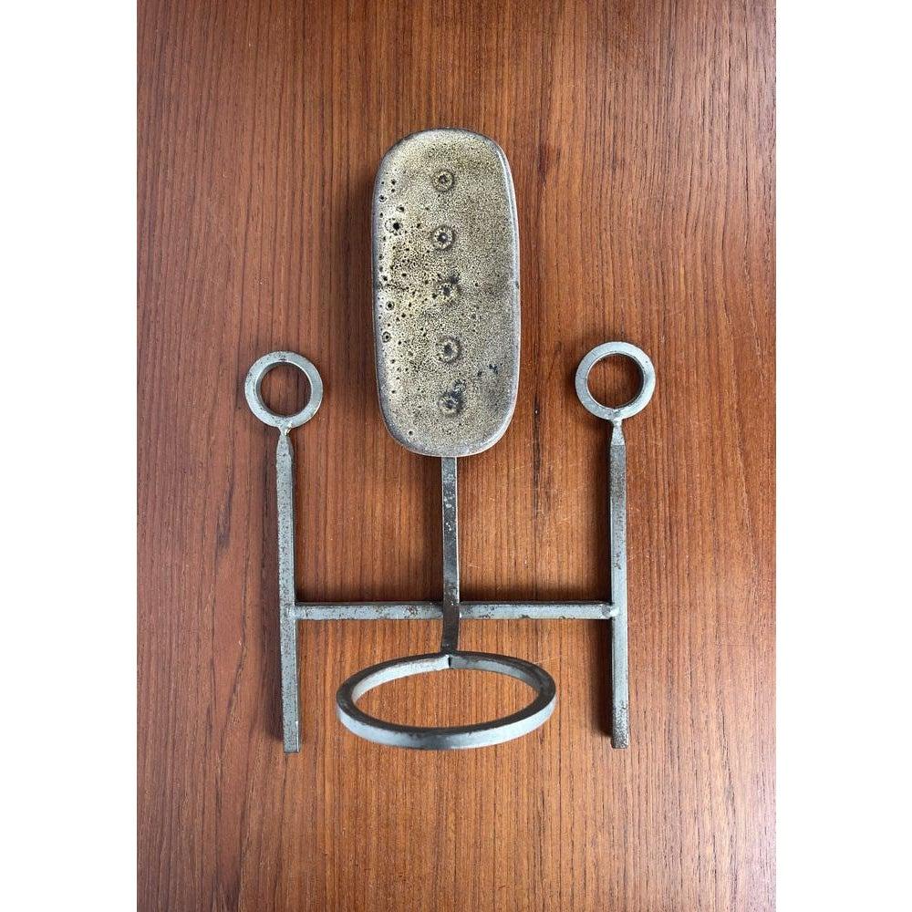 Brutalistischer dänischer Keramik- und Eisen-Wandkerzenhalter aus der Jahrhundertmitte, 1960er Jahre (Brutalismus) im Angebot