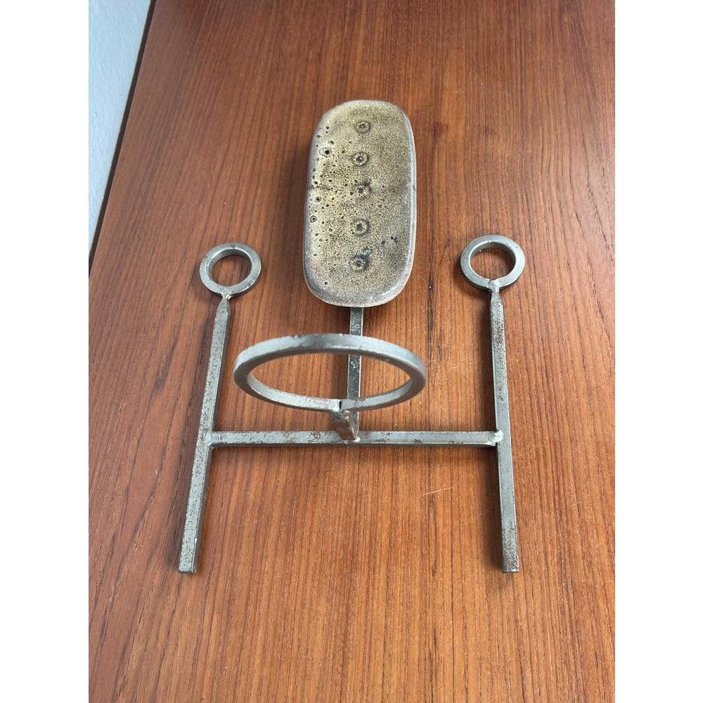 Brutalistischer dänischer Keramik- und Eisen-Wandkerzenhalter aus der Jahrhundertmitte, 1960er Jahre im Zustand „Hervorragend“ im Angebot in Hamburg, DE