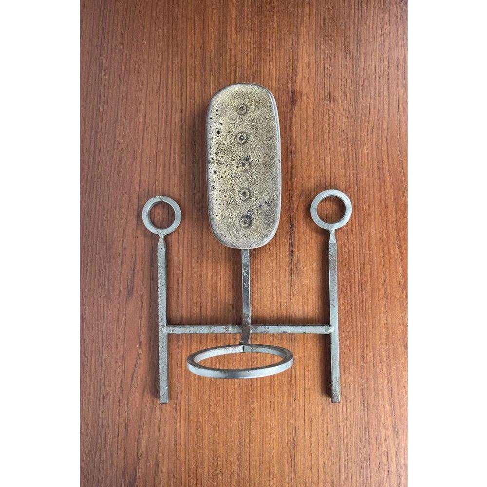 Brutalistischer dänischer Keramik- und Eisen-Wandkerzenhalter aus der Jahrhundertmitte, 1960er Jahre (20. Jahrhundert) im Angebot