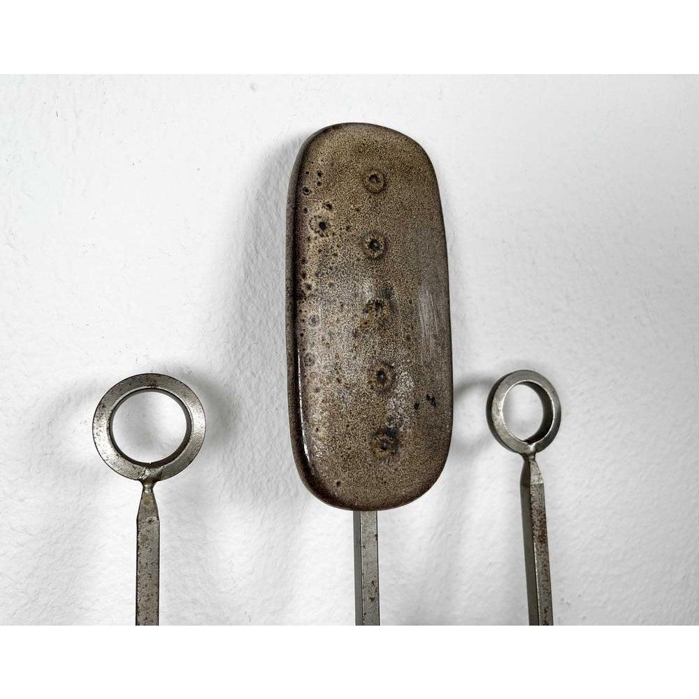 Brutalistischer dänischer Keramik- und Eisen-Wandkerzenhalter aus der Jahrhundertmitte, 1960er Jahre (Metall) im Angebot