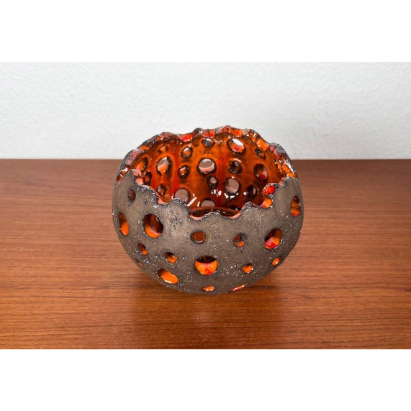 Mid-Century Modern Brutalist Danish Studio Pottery Candleholder zugeschrieben Inge Hjorth, 1960er Jahre, in sehr gutem Zustand. Entworfen 1960 bis 1969 Dieses Stück wird dem genannten Designer/Macher zugeschrieben. Es hat kein Zuordnungszeichen und