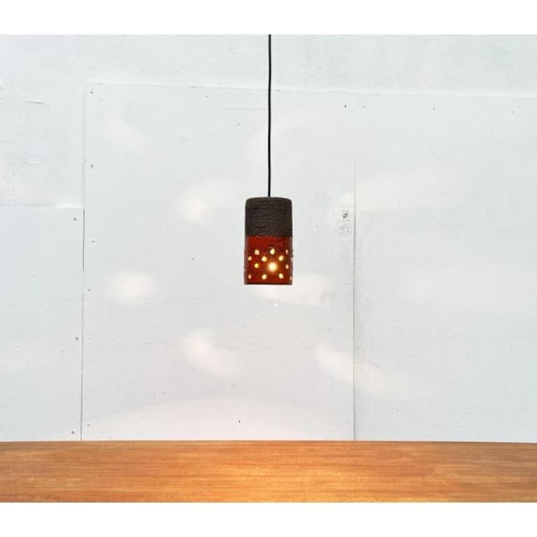 Lampada a sospensione in Studio Pottery danese brutalista di metà secolo, anni '60 in vendita 4