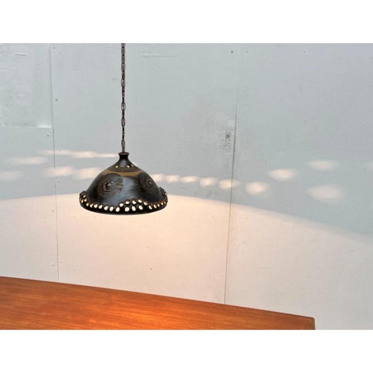 Ceramica Lampada a sospensione dello Studio Pottery danese brutalista di metà secolo di Bjørn Keramik, anni '60 in vendita