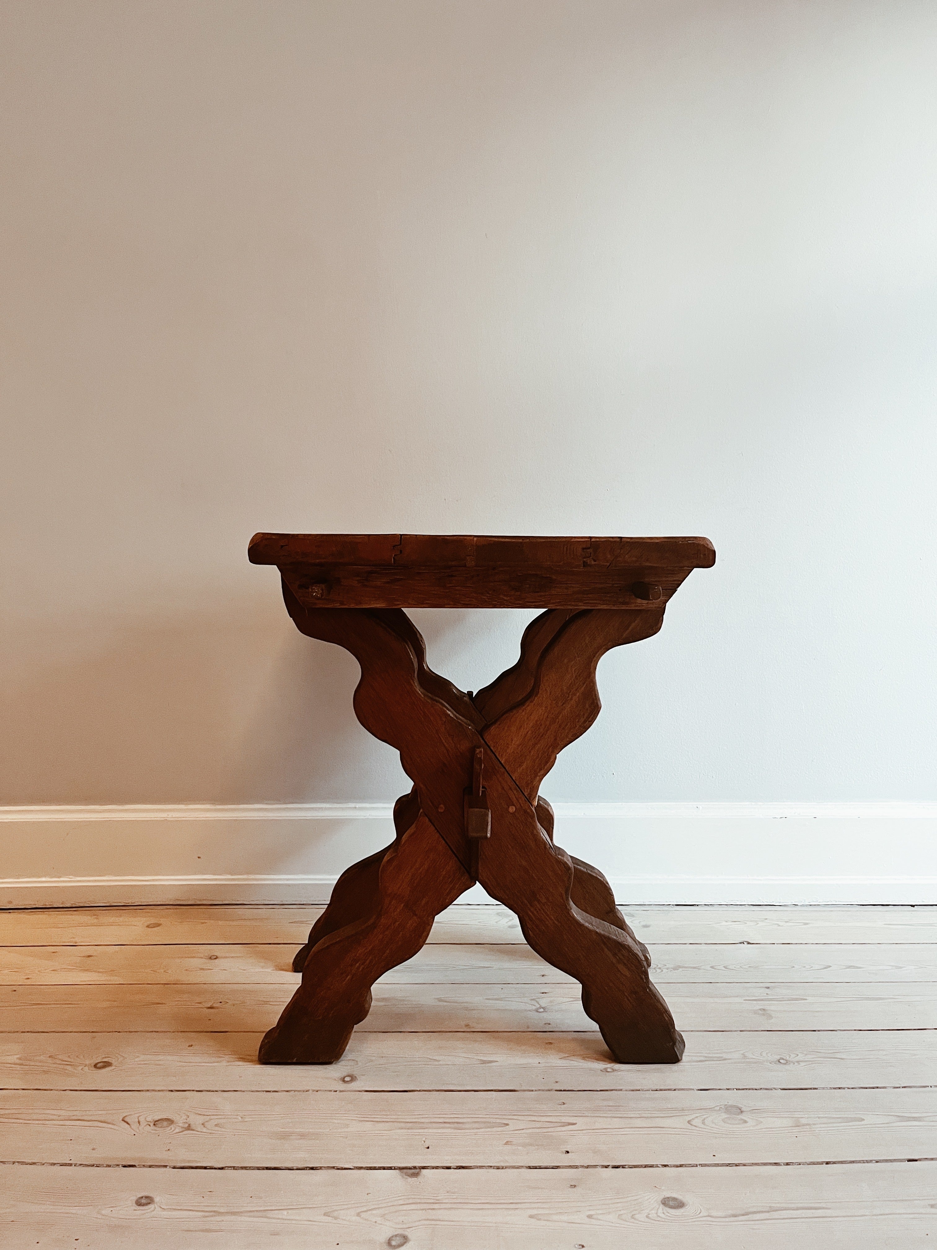 Tavolo brutalista francese in Oak con dettagli decorativi. 

il tavolo funziona perfettamente come scrivania o come tavolino più piccolo, magari anche come lampada scultorea e decorativa/tavolino per fiori.

Si prega di notare che ho anche un tavolo