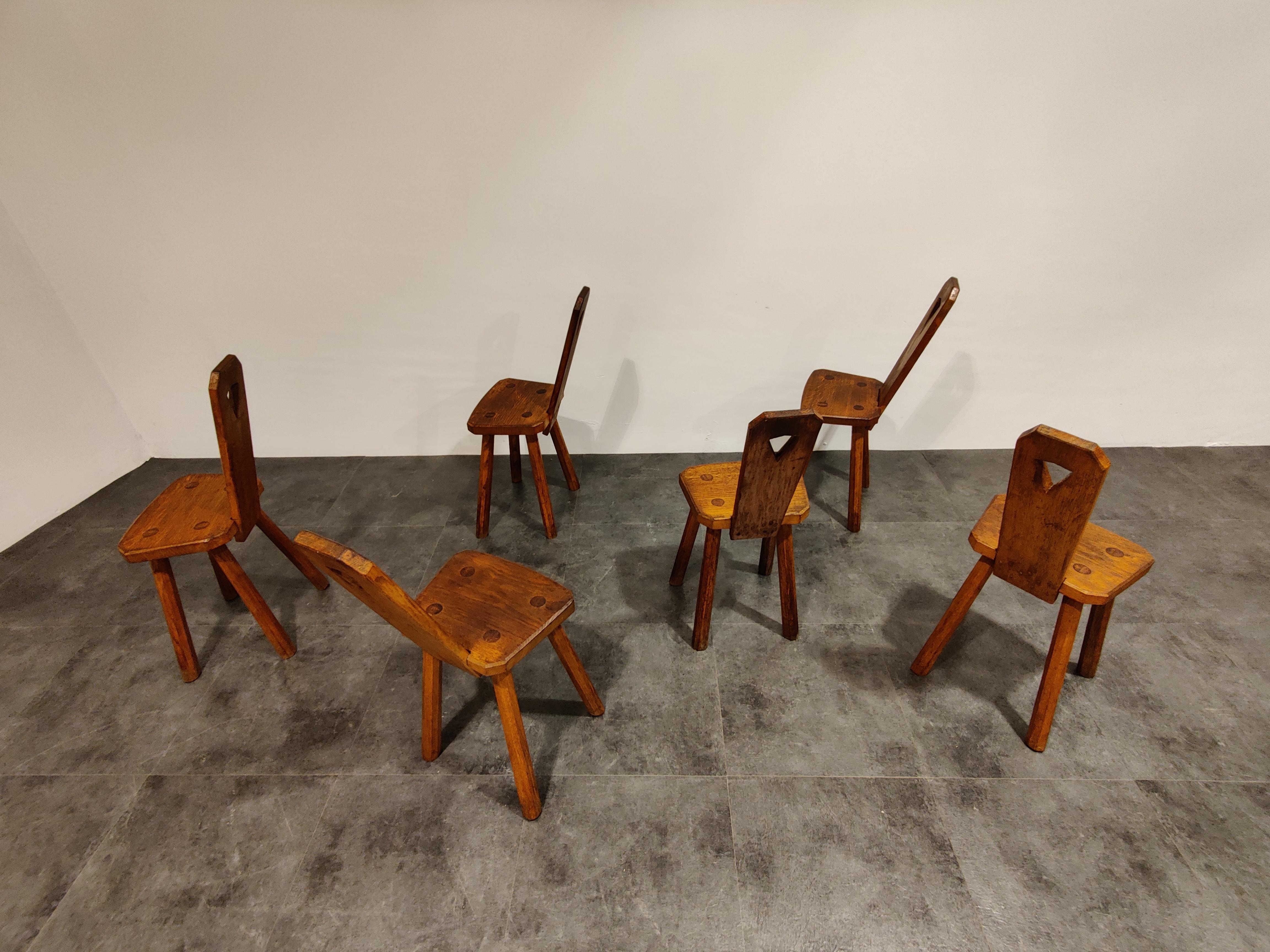 Beautiful handmade midcentury Brutalist dining chairs.

Primitive design but very decorative, made from oak.

Good original condition.

1950s, Belgium

Dimensions:
Width 32cm/12.59
