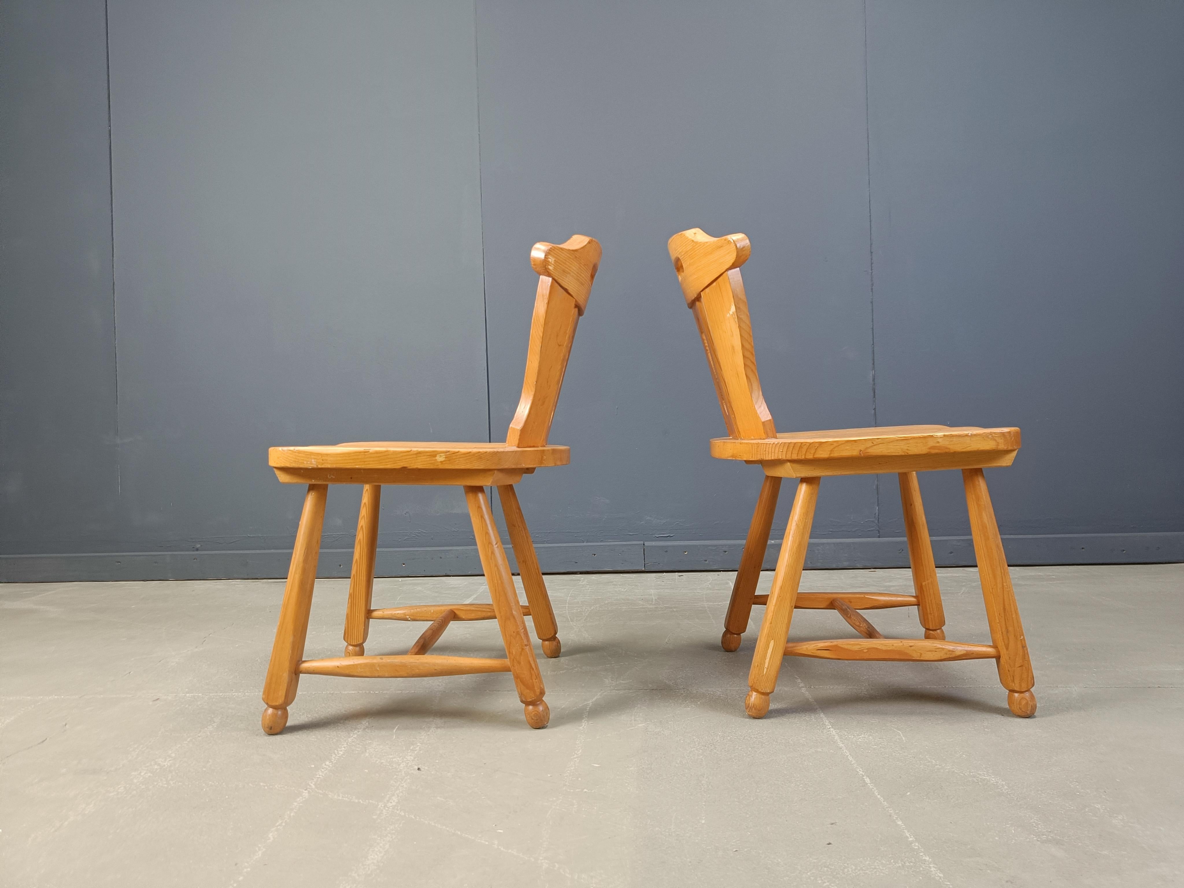 Chaises de salle à manger rustiques en chêne massif avec dossiers joliment travaillés et pieds trapus.

Bon état d'origine.

Années 1960 - Allemagne

Dimensions :
Hauteur : 80cm
Largeur : 46 cm
Profondeur : 46cm
Hauteur du siège : 46cm

Réf. :