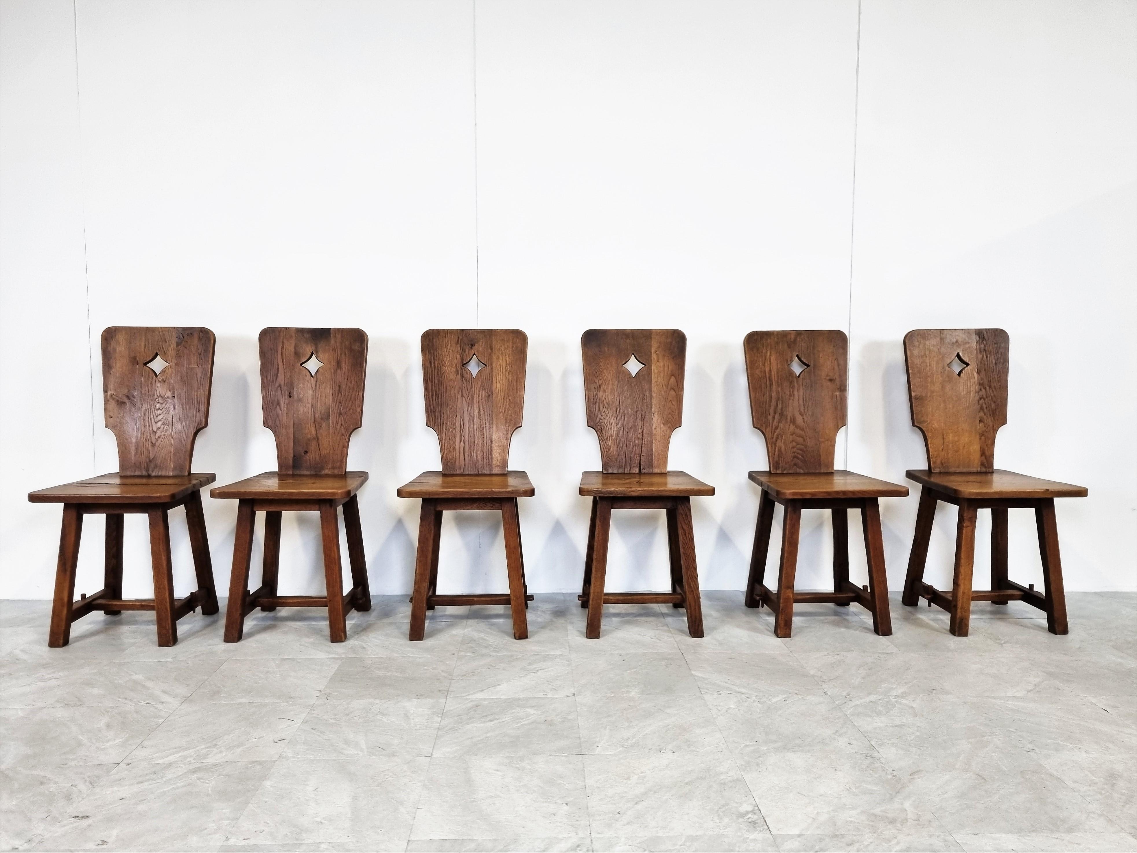 Beautiful hand made mid century brutalist dining chairs.

Primitive design but very decorative, made from oak.

Good original condition.

1960s - Sweden

Dimensions:
Width: 38cm/14.96