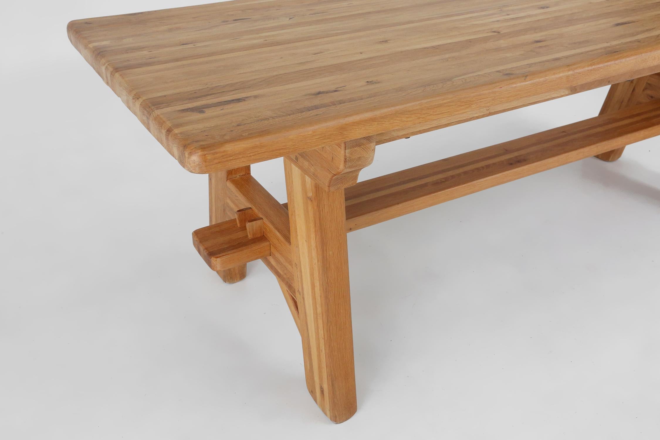 Mid-century brutalist dining table in solid oak, France ca. 1960 For Sale 4