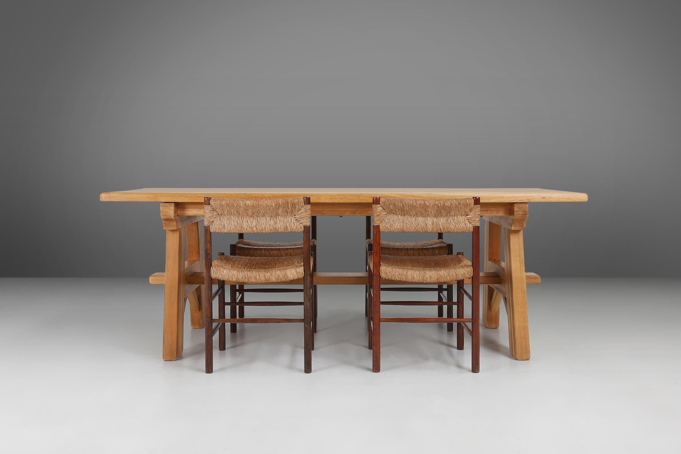 France / 1960 / dining table / oak / mid-century / design / vintage

A stylish dining or work table, crafted in solid blond oak with exposed joints, made in France in the sixties. The table provides ample space for 4 chairs. With a rich thick wooden