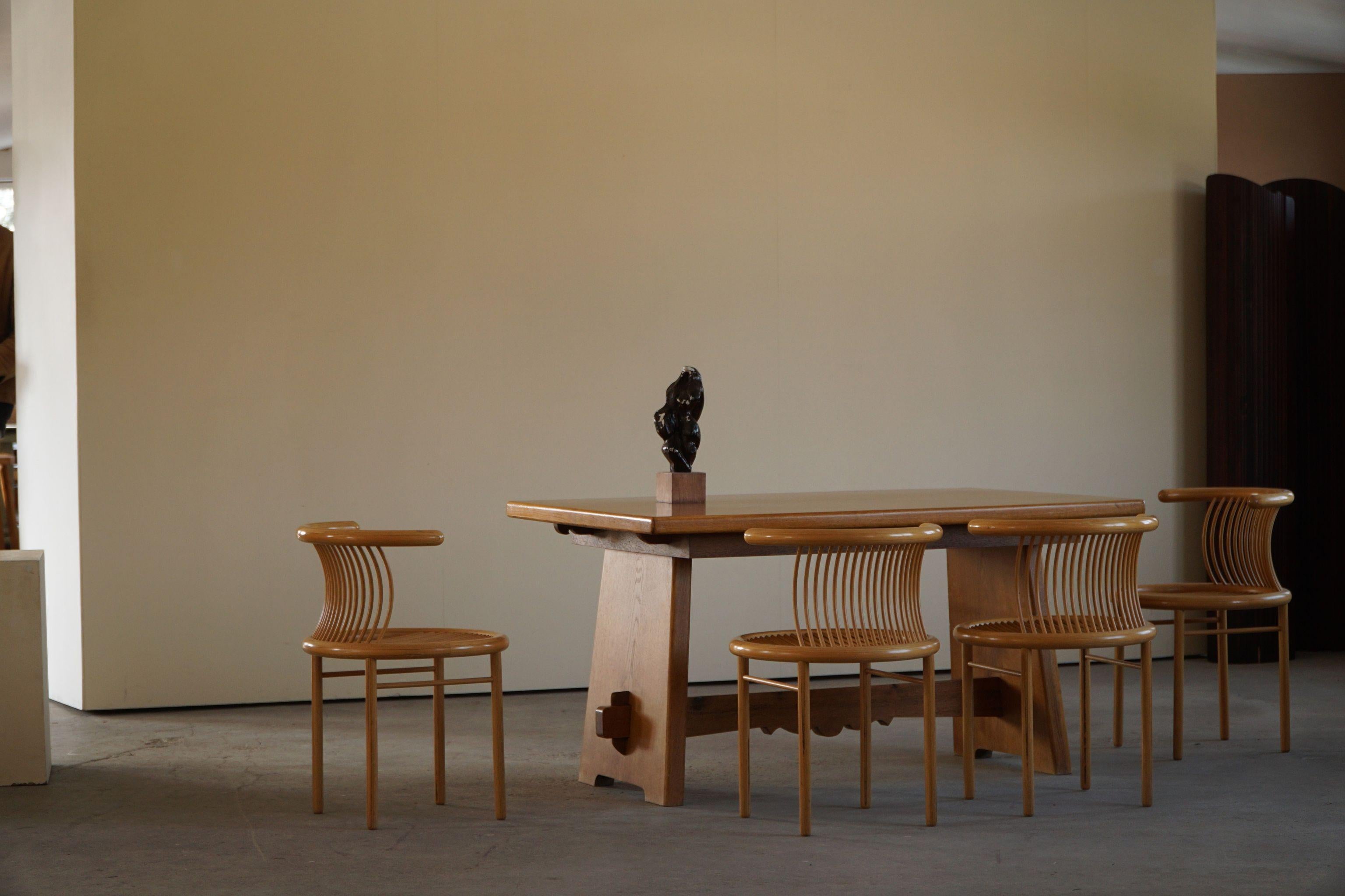 Monumentale table de salle à manger rectangulaire brutaliste en chêne, fabriquée par un ébéniste danois dans les années 1950. Des courbes sculpturales qui s'adaptent au style d'intérieur actuel. 
Peut également servir de grand bureau