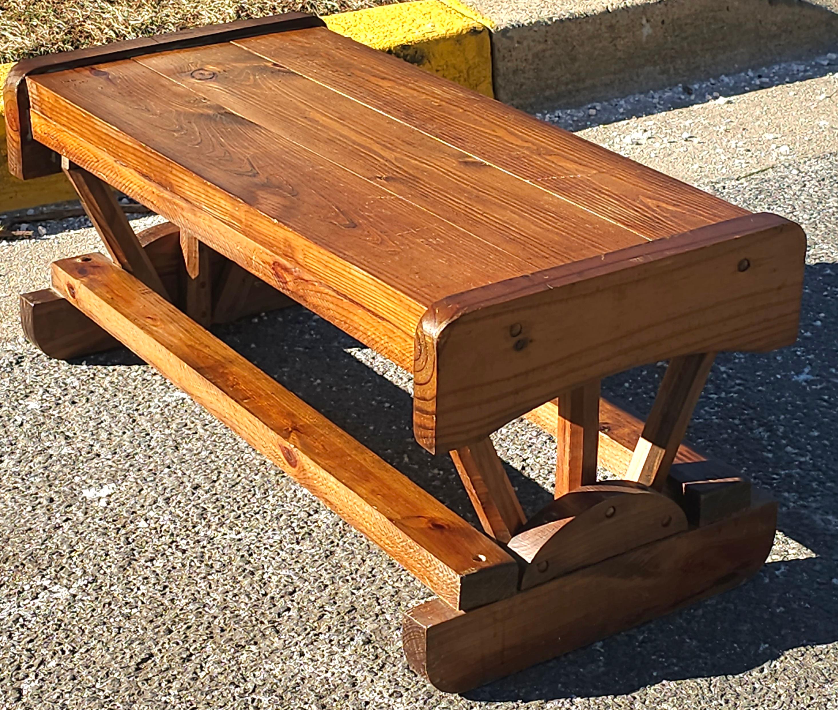 Brutalisme Table à cocktail à tréteaux en pin de style ferme brutaliste du milieu du siècle dernier en vente