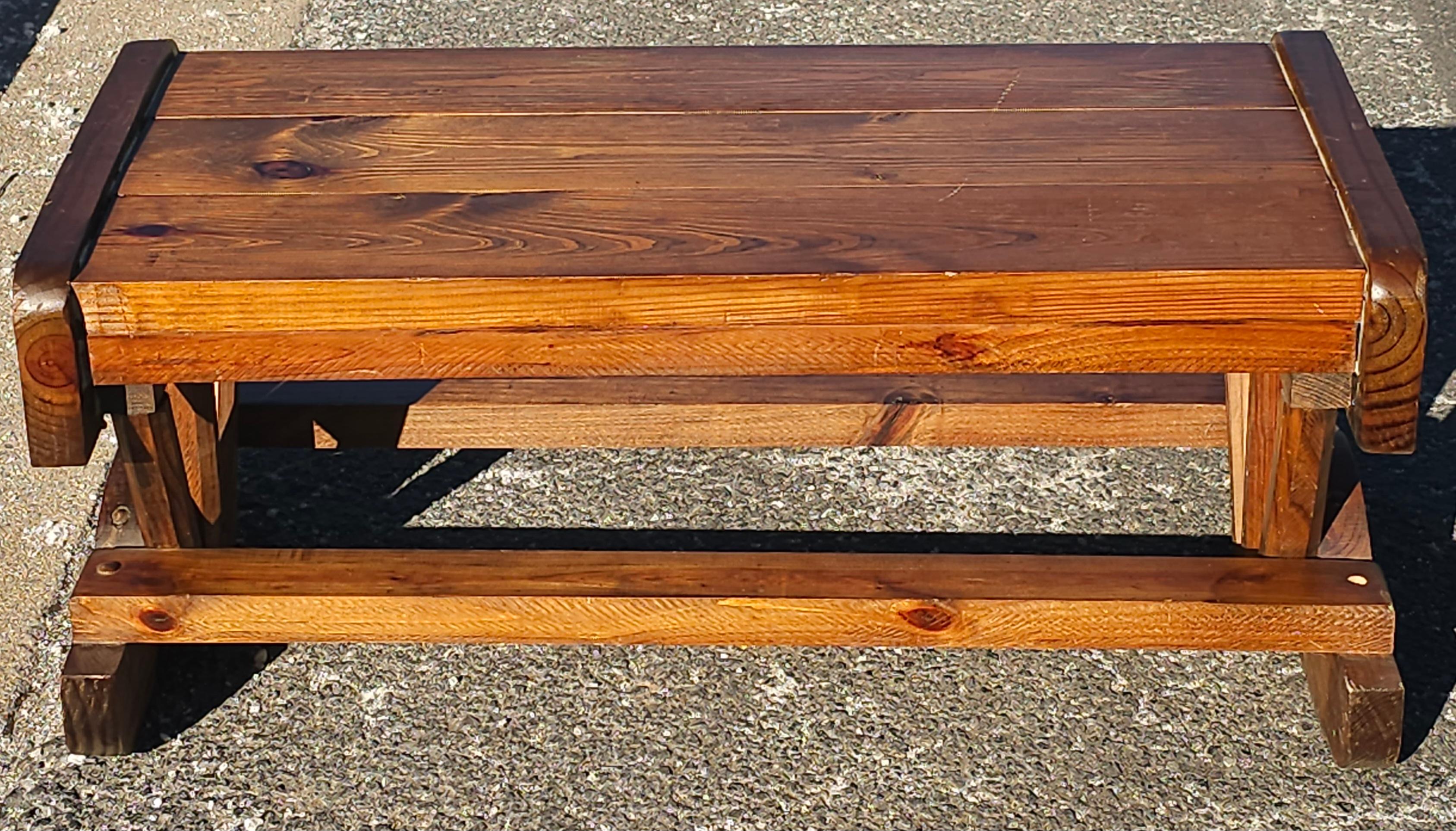 Américain Table à cocktail à tréteaux en pin de style ferme brutaliste du milieu du siècle dernier en vente