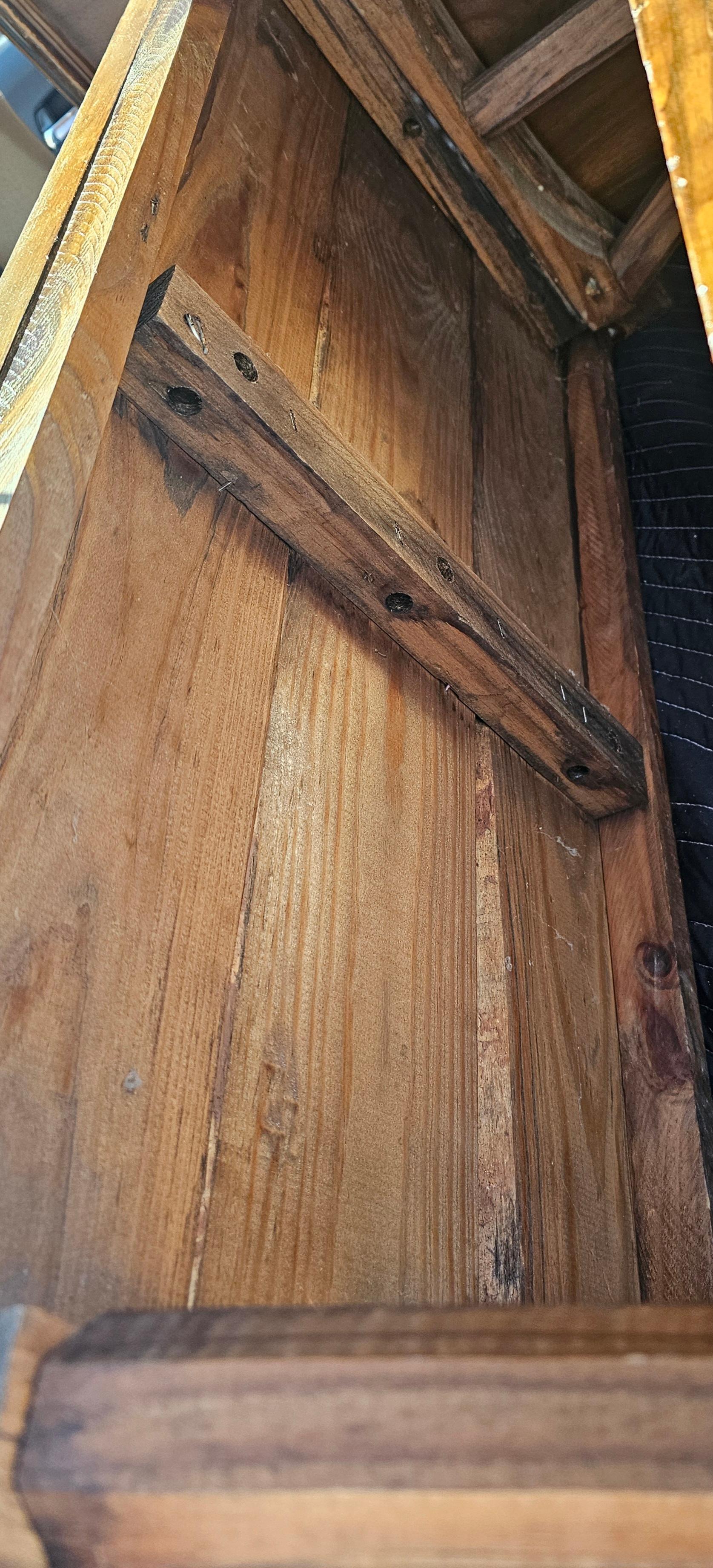 Table à cocktail à tréteaux en pin de style ferme brutaliste du milieu du siècle dernier en vente 1