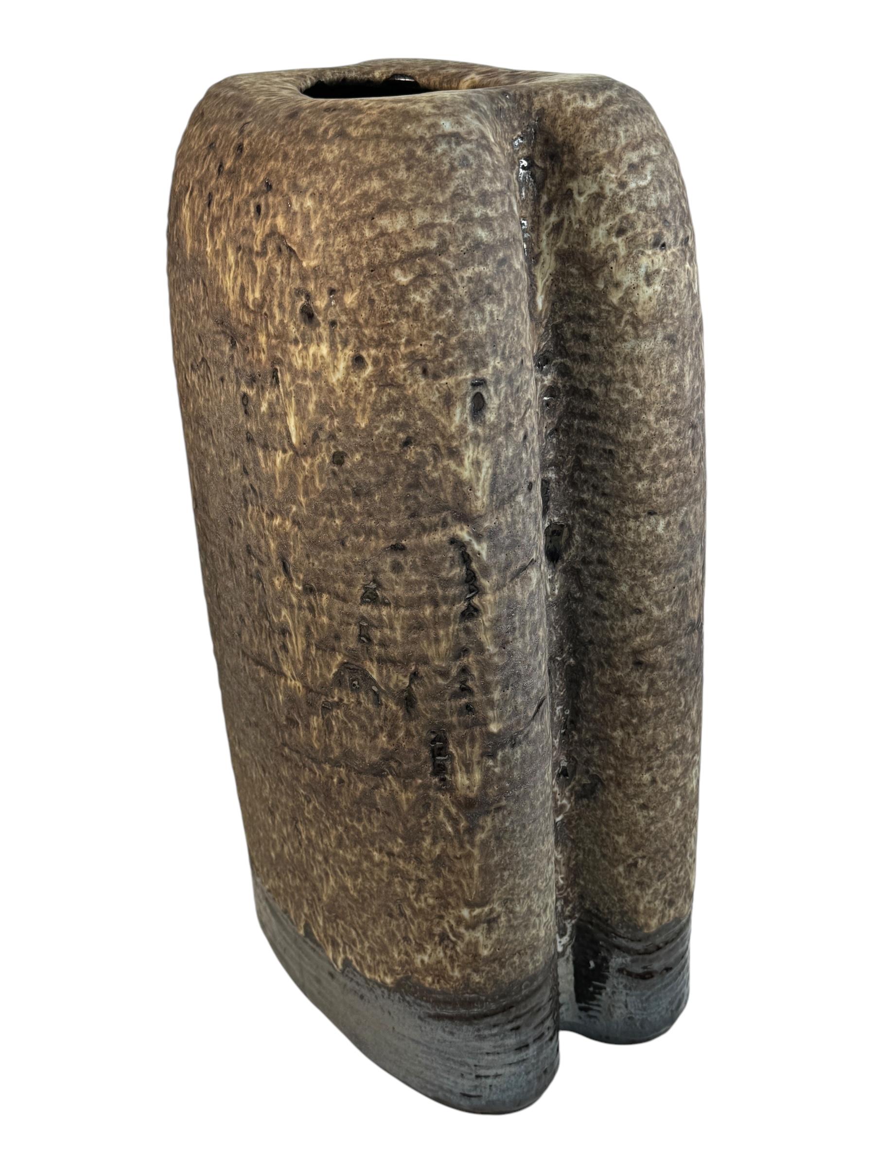 Eine erstaunliche Keramik Mid-Century Modern Bodenvase in Deutschland gemacht, 1970's Carstens Boutique von Rudolf Christmann.
Dies ist eine schwere Bodenvase mit der Formnummer 0565-50. Die Vase ist in sehr gutem Zustand, ohne Chips, Risse oder