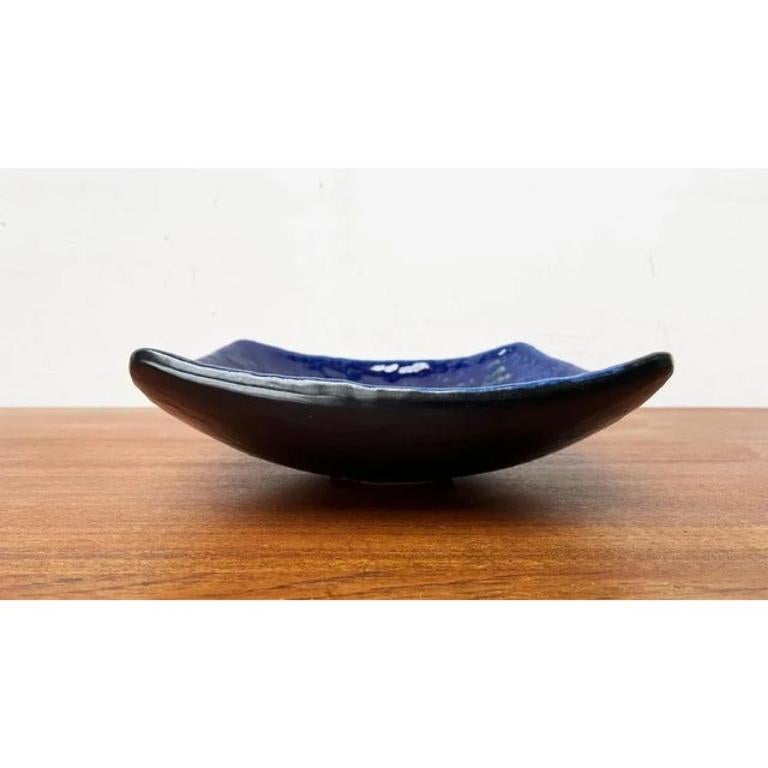 Mid-Century Brutalist Fat Lava Pottery Bowl, 1960s, in Very Good conditions. Designed 1960 to 1969.

Additional information:
Materials: Ceramic
Style: Brutalist, Mid-Century Modern
Color: Black
Item Type: Vintage, Antique or Pre-owned
Dimensions: