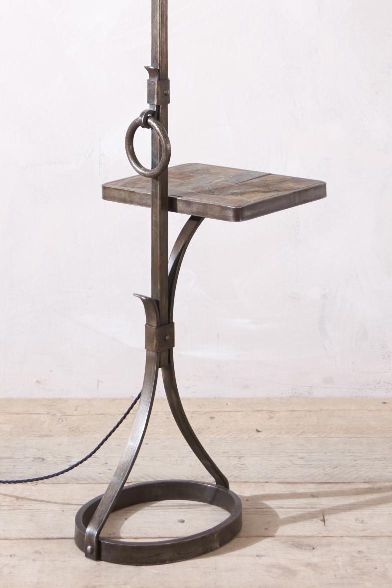 Si tratta di una lampada da terra brutalista di metà secolo molto elegante e ben realizzata. Il tavolo in ardesia integrato è un dettaglio meraviglioso. Questa lampada è opera del famoso designer francese Jean-Pierre Ryckaert. Un design elegante che