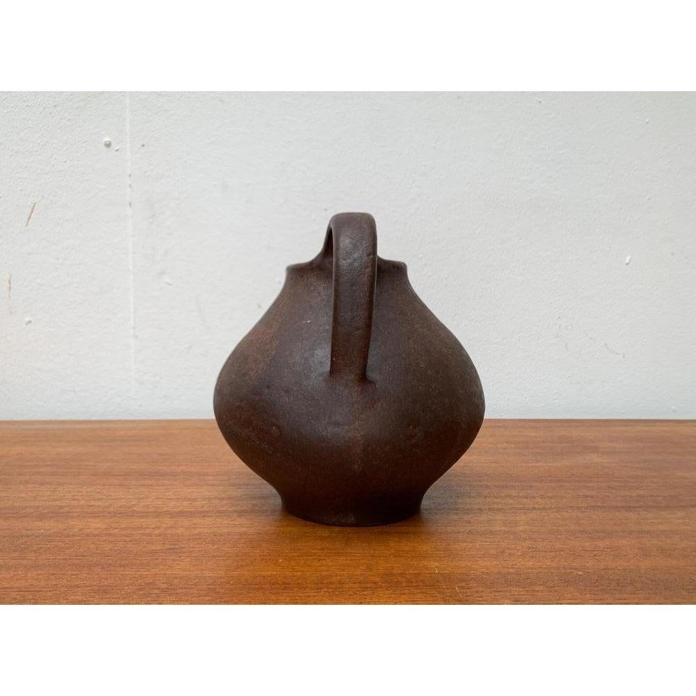 Vasi a caraffa tedeschi brutalisti di metà secolo di Hartwig Heyne Pottery, anni '60, in ottime condizioni. Progettato tra il 1960 e il 1969 Questo pezzo ha un marchio di attribuzione.

Informazioni aggiuntive:
Materiali: Ceramica
Colore:
