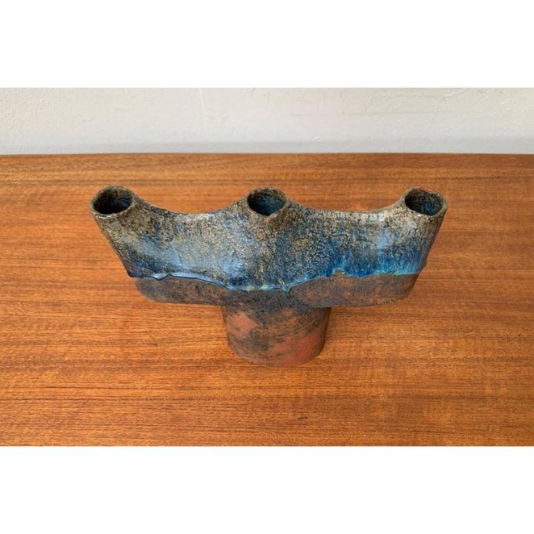 Brutalistische deutsche Studio-Keramik-Vase aus der Jahrhundertmitte, 1960er Jahre, in sehr gutem Zustand. Entworfen 1960 bis 1969.

Zusätzliche Informationen:
MATERIALIEN: Keramik
Stil: Brutalismus, Moderne Mitte des Jahrhunderts
Herkunftsland: