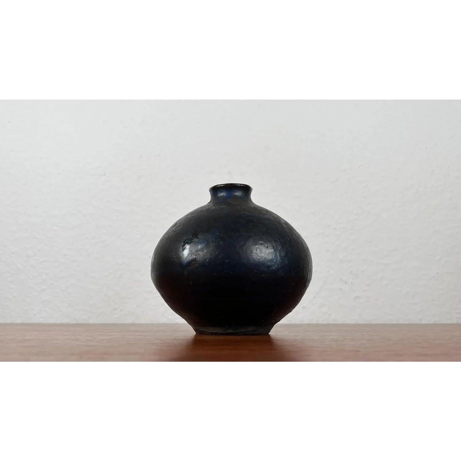 Mid-Century Brutalist German Studio Pottery Vase by Gerhard Liebenthron, 1960s, in Very Good conditions. Designed 1970 to 1979 This piece has an attribution mark.

Additional information:
Materials: Ceramic
Color: Black
Styles: Brutalist,