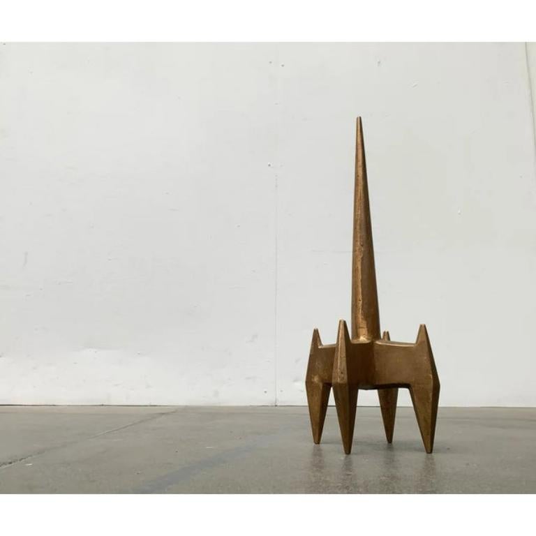 Brutalistische schwere Spike-Skulptur aus der Jahrhundertmitte, 1960er Jahre, in sehr gutem Zustand. Entworfen 1960 bis 1969.

Zusätzliche Informationen:
MATERIALIEN: Metall
Farbe: Gold
Themen der Kunst: Abstrakt
Artikel Typ: Vintage, antik oder aus