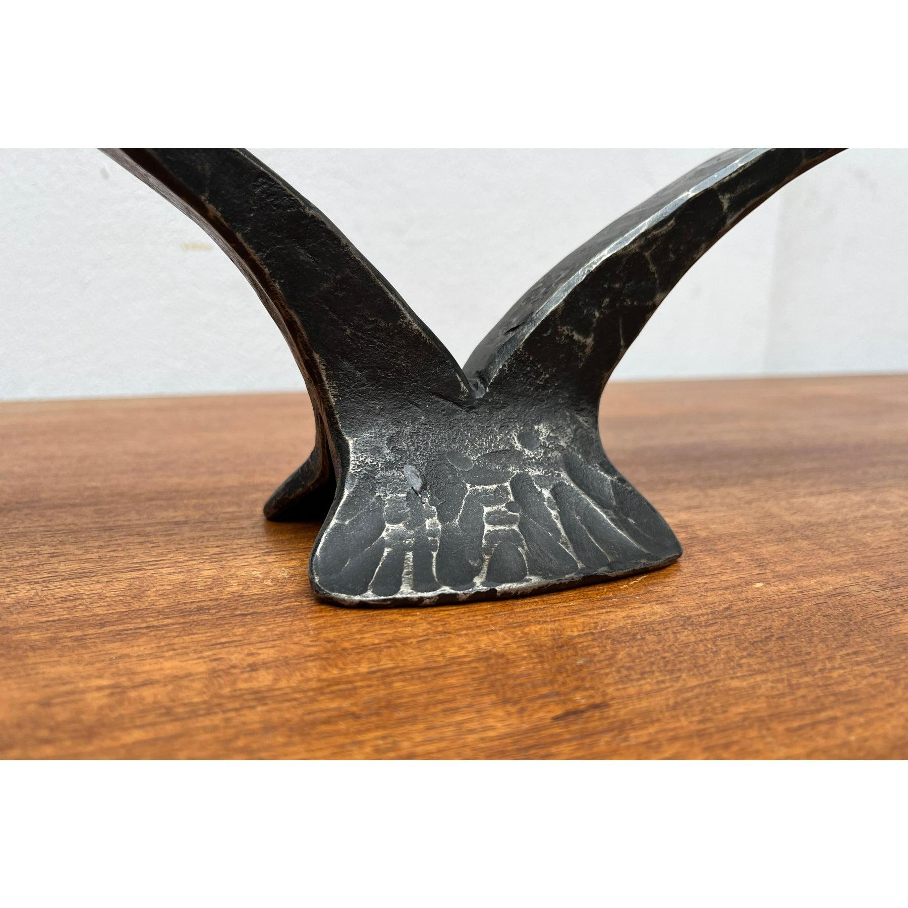 Brutalistischer schwerer schmiedeeiserner Kerzenständer aus der Jahrhundertmitte, 1960er Jahre (Brutalismus) im Angebot
