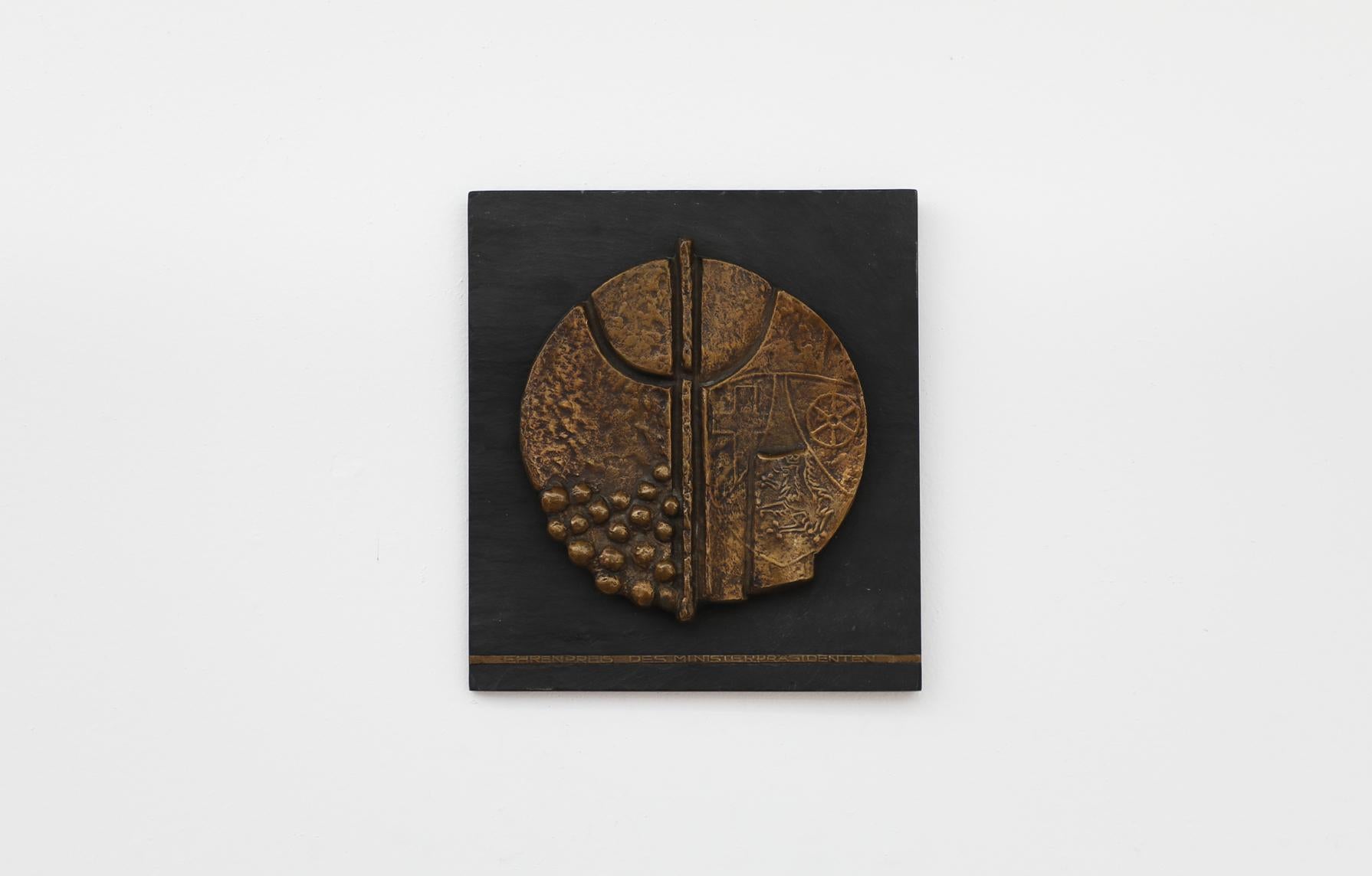 Plaque honorifique en laiton coulé, conçue par Hans Michael Kissel au milieu du siècle et d'inspiration brutale en vente 4