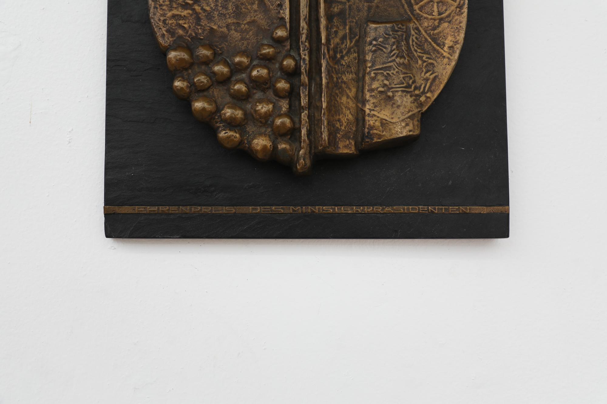 Laiton Plaque honorifique en laiton coulé, conçue par Hans Michael Kissel au milieu du siècle et d'inspiration brutale en vente