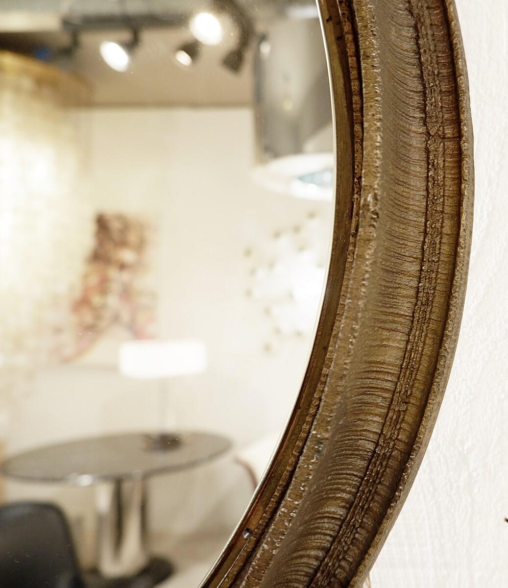 Brutalistischer runder Spiegel aus bronziertem Messing, Mitte des Jahrhunderts (20. Jahrhundert) im Angebot