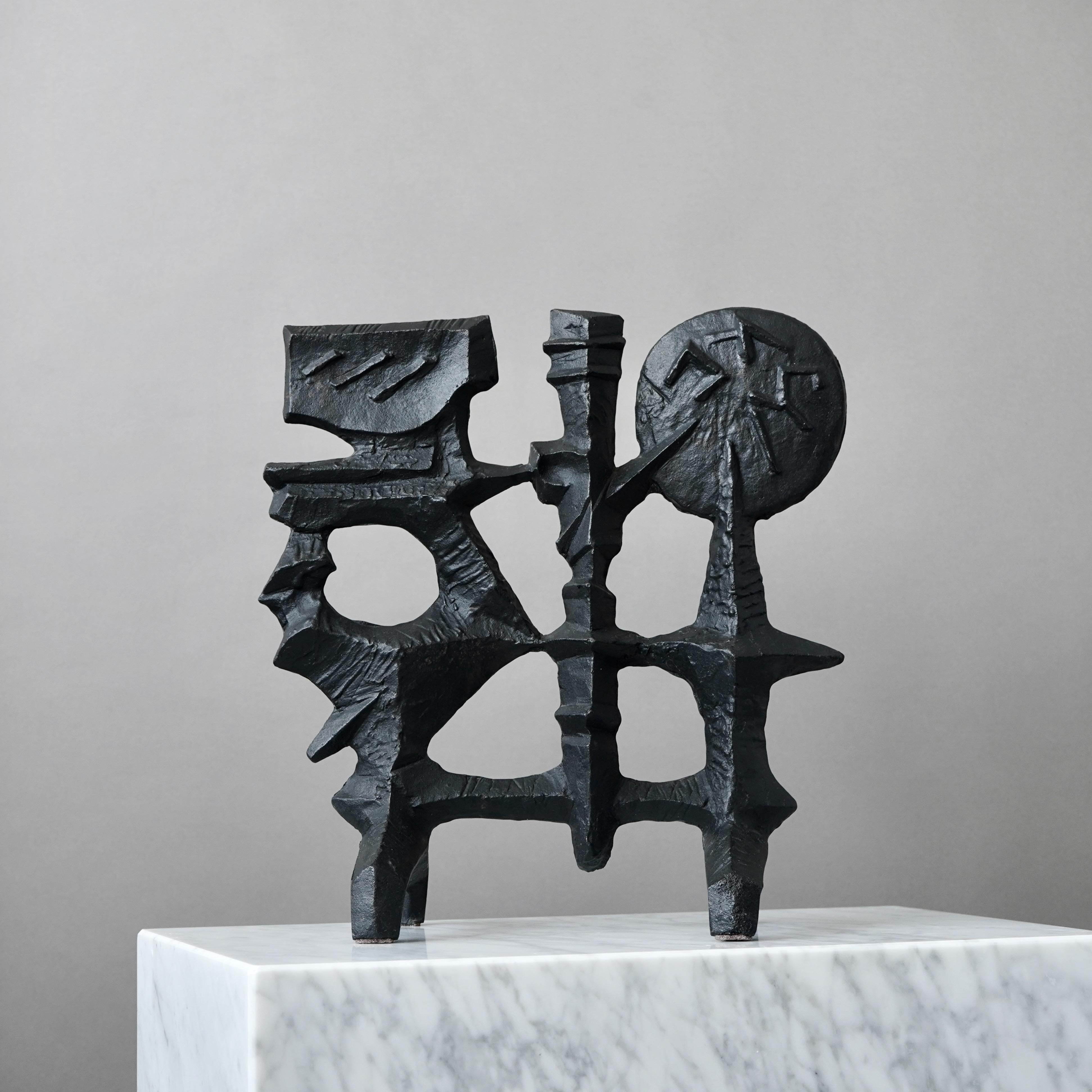 Erstaunlich Gusseisen Mitte des Jahrhunderts Skulptur / Kamin Bildschirm. 
Entworfen von Olle Hermansson für Husqvarna, Schweden 1960er Jahre.

Toller Originalzustand mit Gebrauchs- und Altersspuren.
Gestempelt 'OH' und 'Husqvarna'. 

Dieses Stück