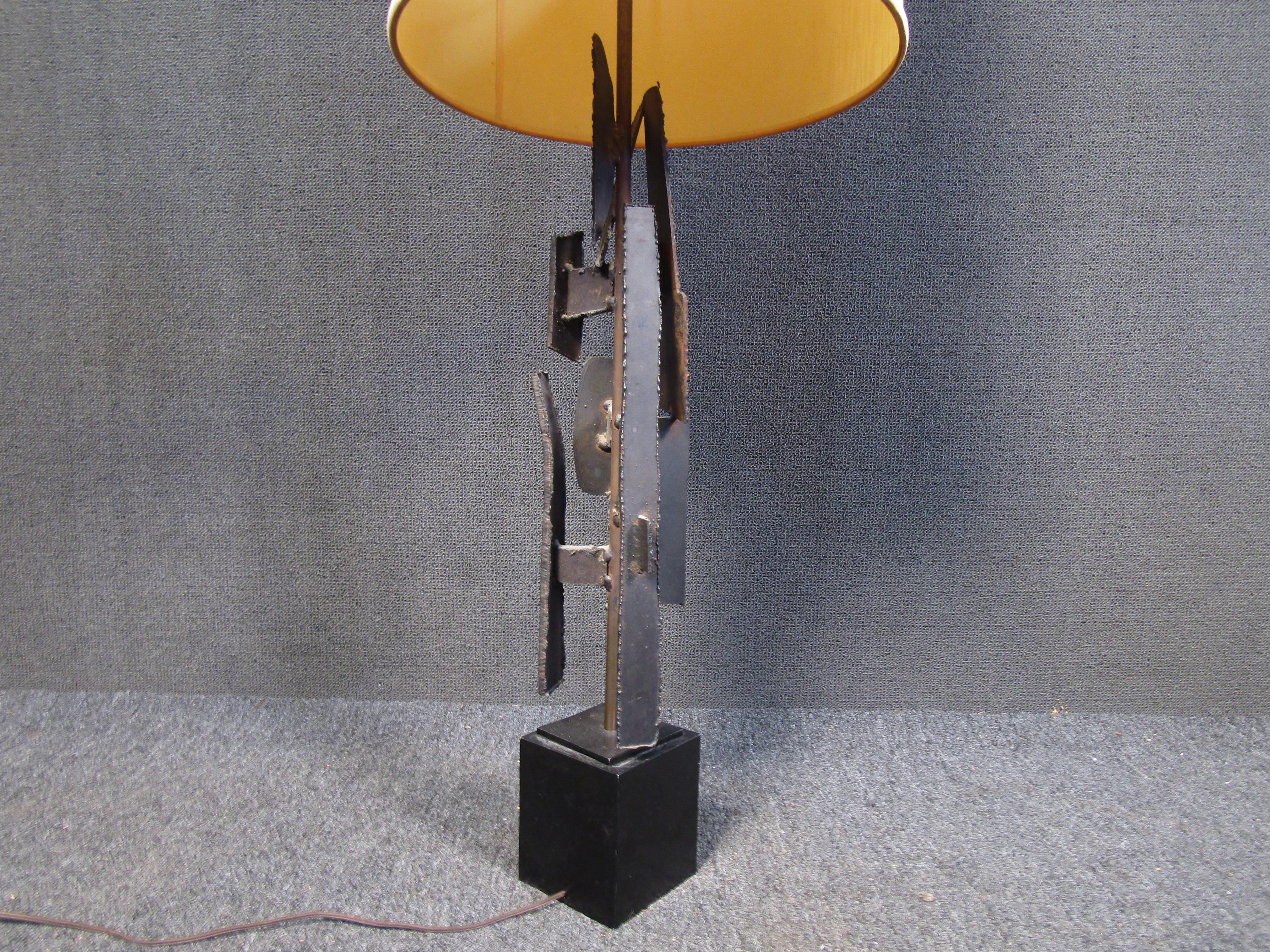 Conçue par Richard Barr pour Laurel Lamp Co., cette lampe brutaliste en fer forgé est livrée avec son abat-jour. 
Veuillez confirmer la localisation de l'article (NJ ou NY).