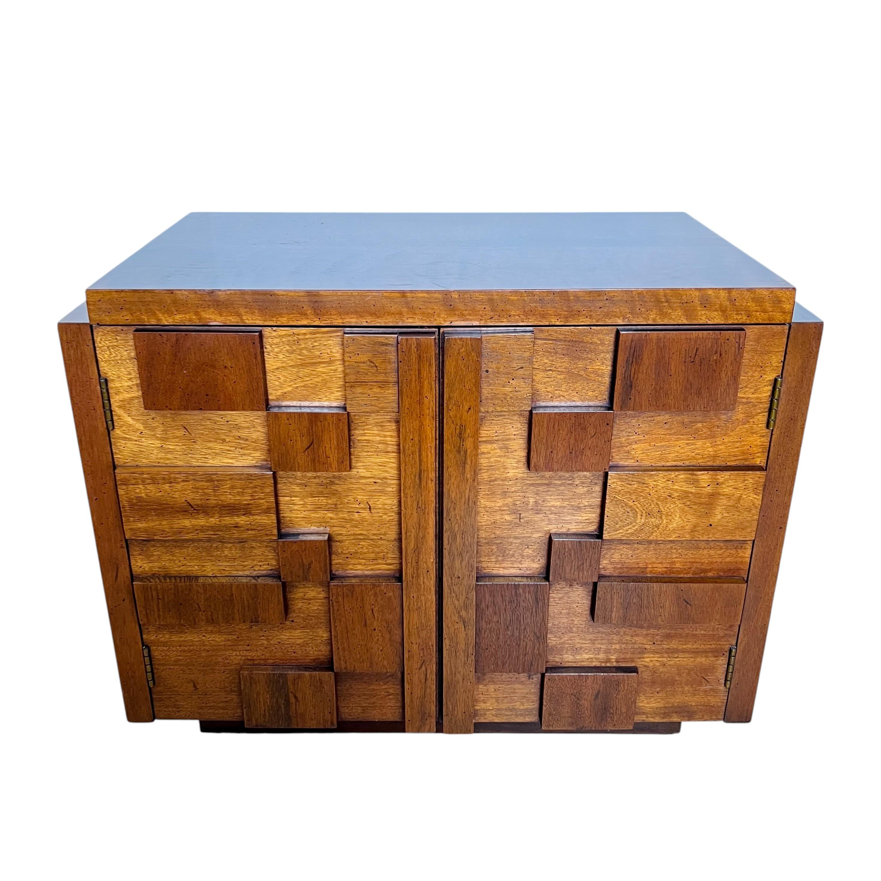 Comodino o tavolino brutalista in noce della metà del XX secolo, realizzato da Lane's per la collezione Staccato degli anni Settanta. Il design in stile Paul Evans è caratterizzato da un legno di noce tonale a scacchiera accentuato da applicazioni