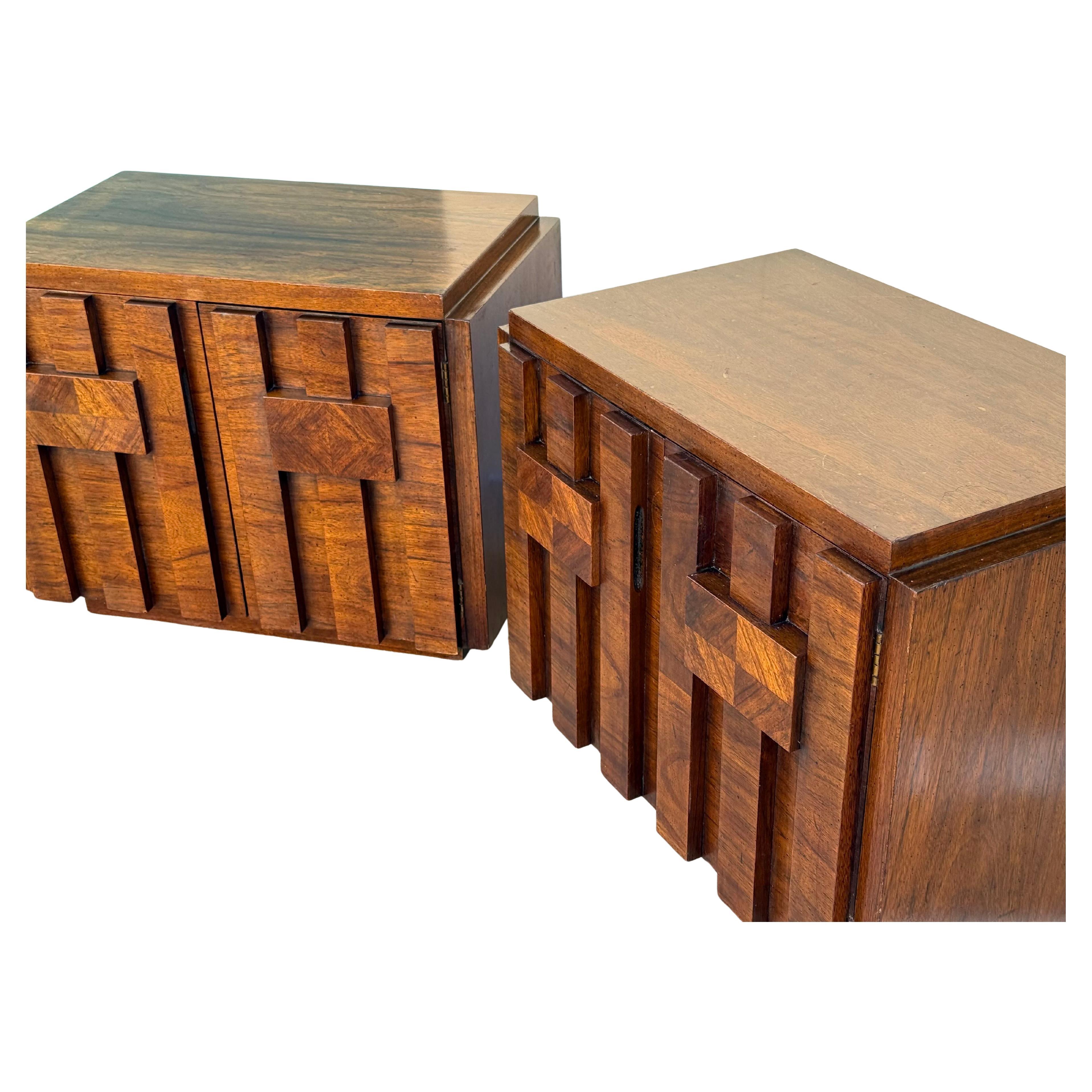 Noyer Tables de nuit Brutalist Lane Staccato du milieu du siècle Paul Evans 1970 en vente