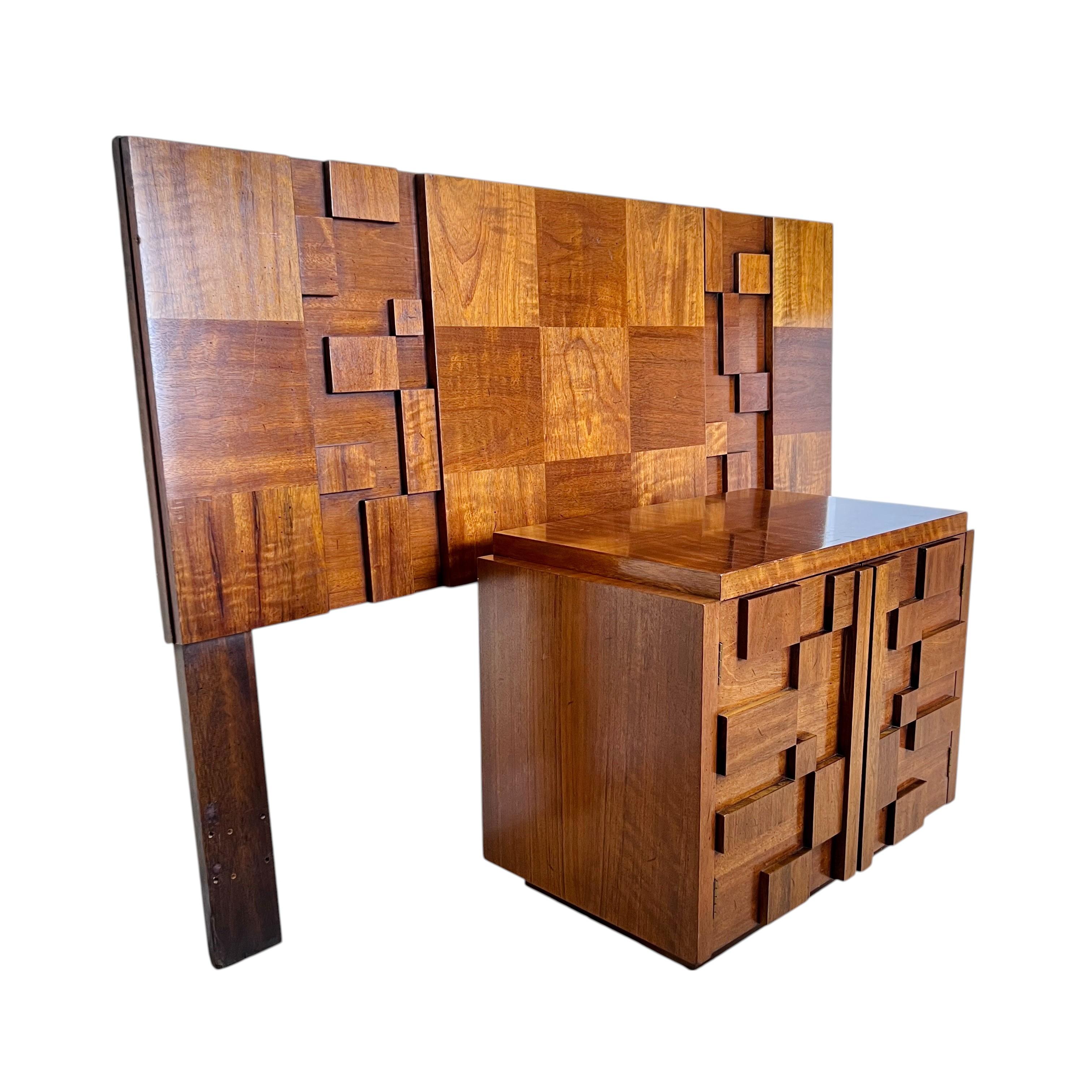 Ensemble tête de lit et table de nuit en noyer brutaliste du milieu du XXe siècle, réalisé par Lane pour la collection Staccato des années 1970. Les modèles de style Paul Evans présentent un bois de noyer ton sur ton en damier, rehaussé d'appliques