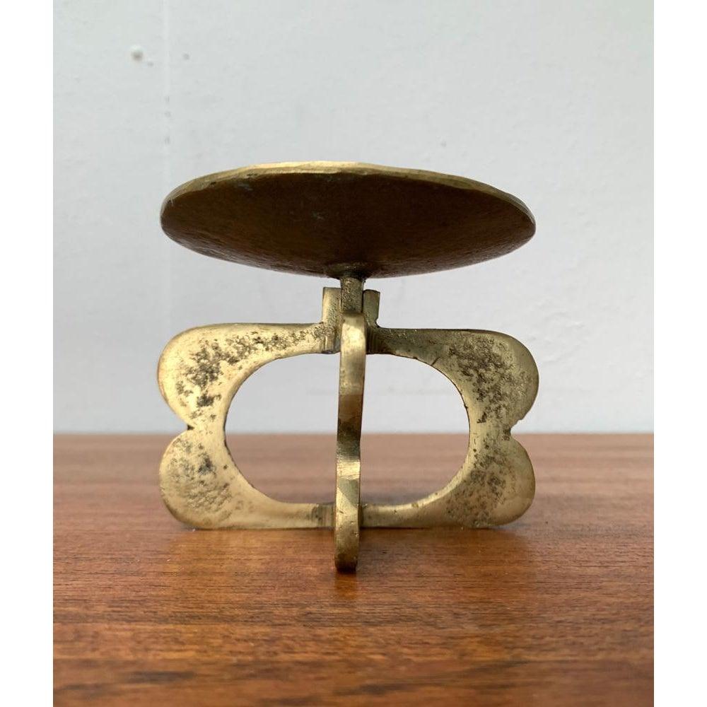 Brutalistischer Metall-Kerzenhalter aus der Jahrhundertmitte, 1960er Jahre, in sehr gutem Zustand. Entworfen 1960 bis 1969.

Zusätzliche Informationen:
MATERIALIEN: Metall
Stil: Brutalistisch
Farbe: Gold
Artikel Typ: Vintage, antik oder aus